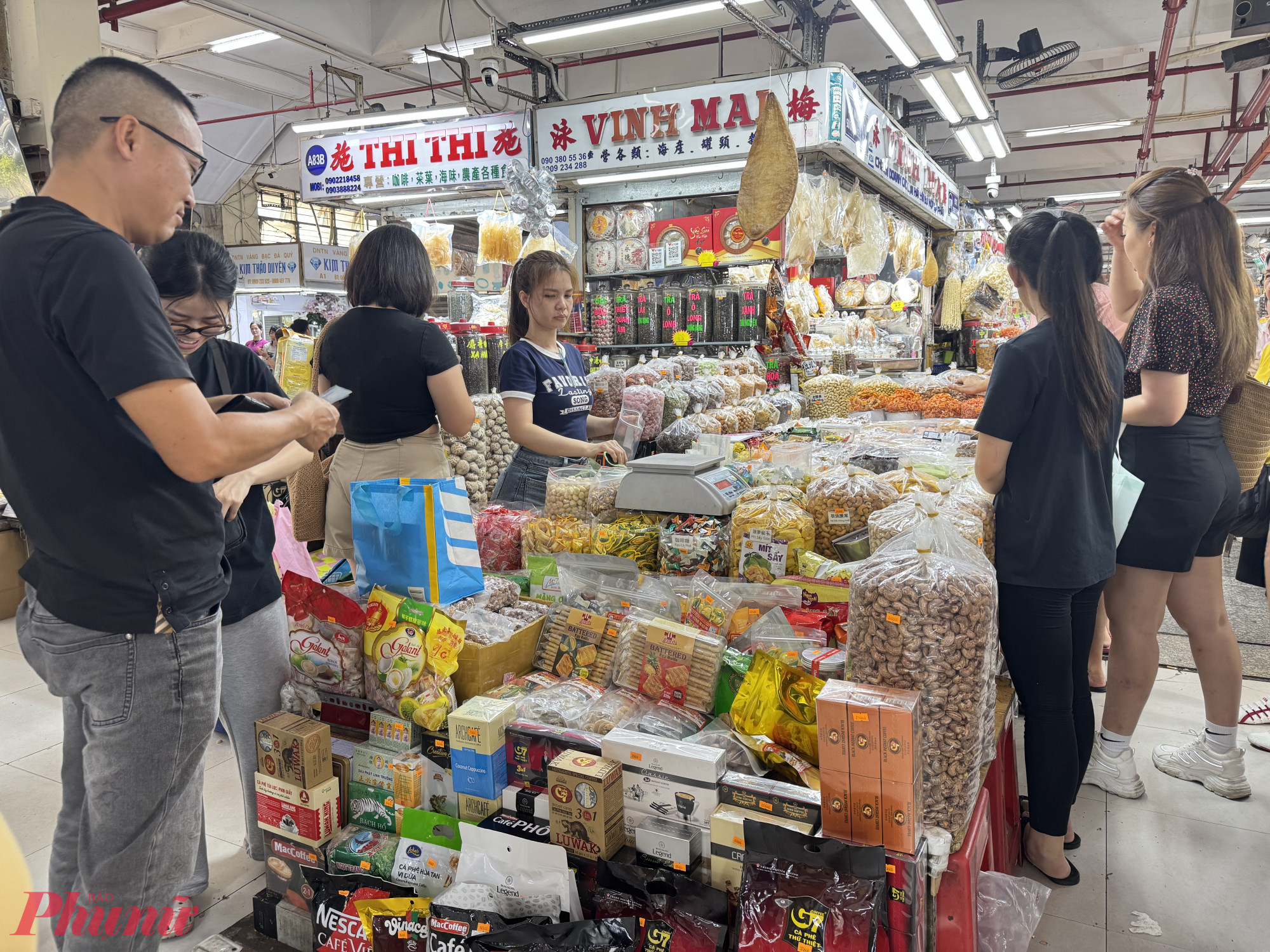 Tại tầng hầm kinh doanh bánh kẹo thì lượng khách đến mua sắm đông đúc hơn so với các sạp kinh doanh quần áo, giày dép
