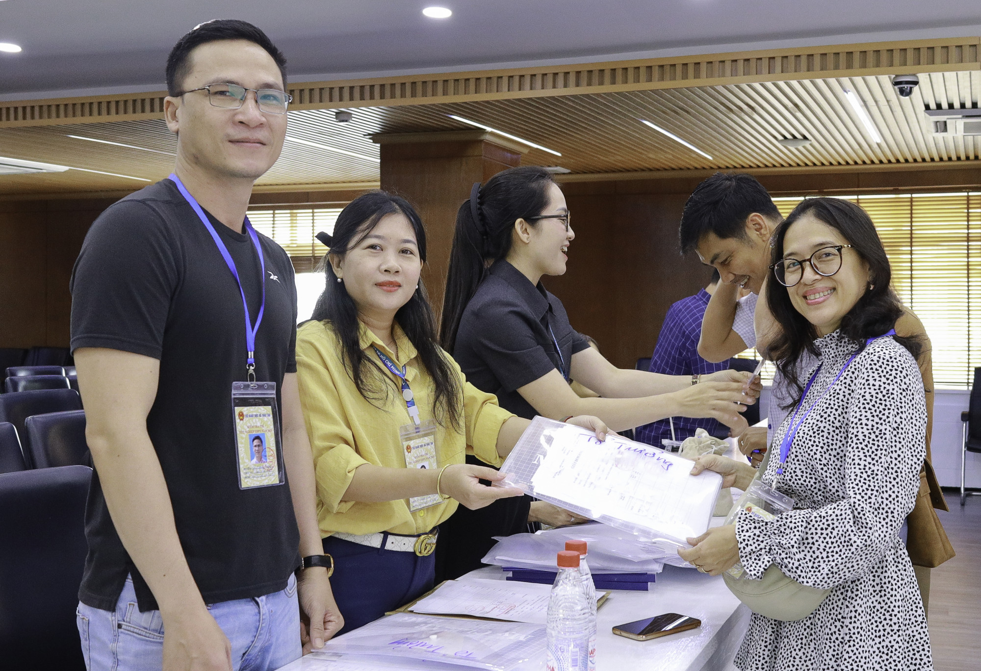 Cán bộ Trường đại học Luật TPHCM được chuẩn bị hồ sơ trước khi lên đường - Ảnh: Nguyễn Loan