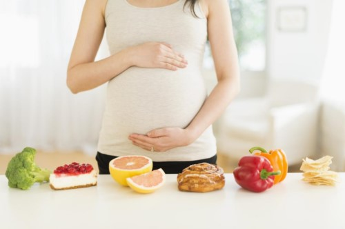 Chăm sóc mẹ bầu thời điểm mang thai luôn cần đặc biệt quan tâm