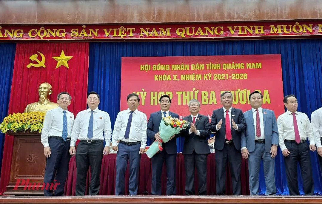 Lãnh đạo Tỉnh uỷ, HĐND, Uỷ ban MTTQ Việt Nam tỉnh Quảng Nam tặng hoa chúc mừng ông Lê Văn Dũng