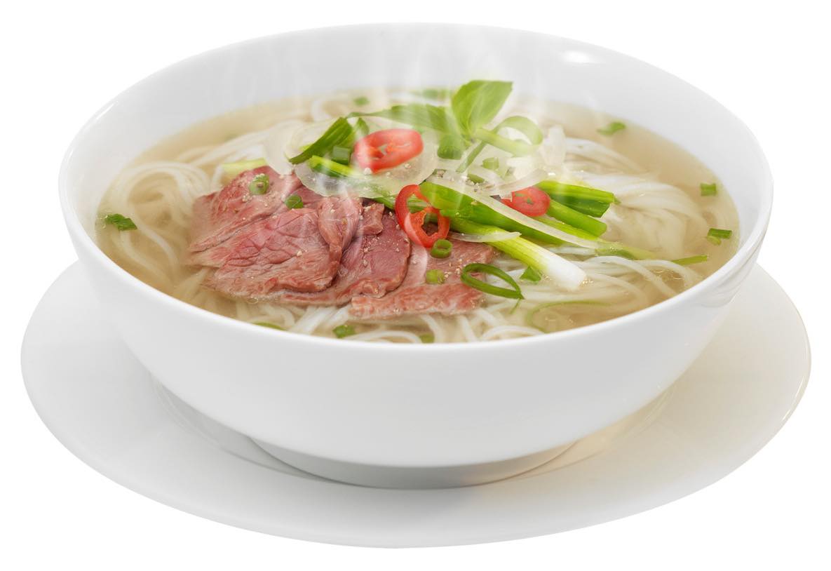 Ăn Là Ghiền. Đây là chuỗi nhà hàng Việt Nam có 8 chi nhánh ở Singapore bán đa dạng món ăn Việt Nam như: phở, bánh mì, gỏi cuốn, cơm gia đình, nướng, lẩu... Phở ở đây ăn trong tô ¬¬đá có nước dùng nóng và ăn cùng rau giá, tương. Địa chỉ: 45  Geylang Lorong 27, mở cửa hằng ngày 11g -23g,  giá bán 14,9 đô la Singapore/tô (khoảng 300.000 đồng) - Ảnh: Ăn Là Ghiền