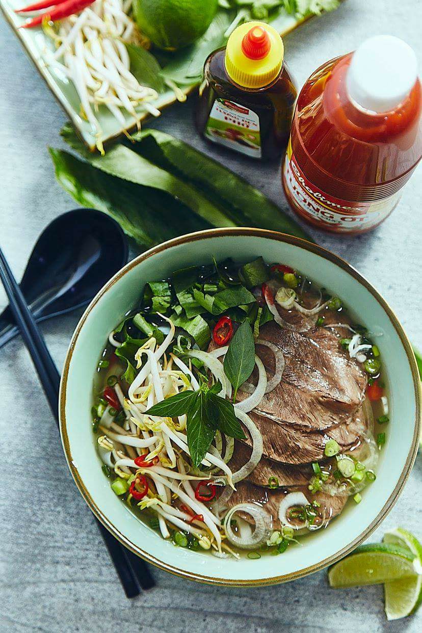 Signs A Taste of Vietnam Pho. Quán được điều hành bởi một cặp vợ chồng người Việt khiếm thính. Nước phở ở đây trong, đậm đà và cay nồng với nhiều loại thịt bò như: tái, chín, gân. Signs còn bán: bò kho, cơm bò xào, cà ri gà… Giá bán từ 10 đô la Singapore/tô (khoảng 20.000 đồng). Địa chỉ: 277 orchardgateway B2-15, bán từ thứ Hai - thứ Bảy, từ 11g – 20g30 - Ảnh: Signs A Taste of Vietnam Pho