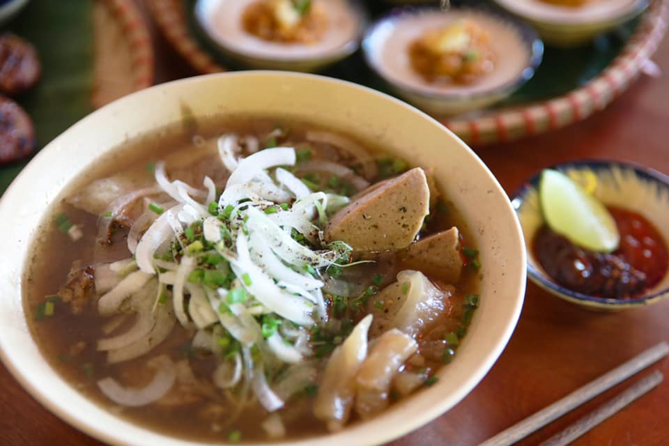 Mộc Quán. Đầu bếp cũng chủ nhà hàng là anh Jeff Koh đã dành 3 năm để học nấu ăn tại TPHCM. Nguyên liệu nhà hàng được gửi từ Việt Nam vào hàng tuần để đảm bảo đúng vị Việt Nam. Nước dùng được hầm từ xương ống bò và phở ăn cùng giá đỗ, rau, ngon nhất là vắt vào ít chanh và một thêm chút nước mắm. Giá bán từ 15 đô la Singapore/tô (khoảng 300.000 đồng). Địa chỉ: 81 Clemenceau Ave, #01-23 UE Square, mở cửa hằng ngày từ 11g - 21g - Ảnh: Mộc Quán