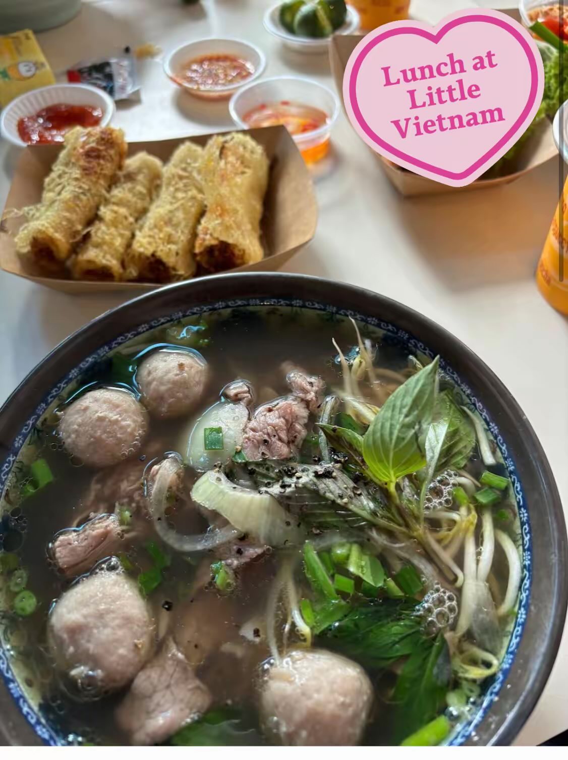 Little Vietnam. Nước dùng ở đây có vị thơm nhẹ với nhiều loại thảo mộc tươi. Thực khách có chọn phở nạm, gân, bò viên. Quán còn có: bò kho, chả giò, cơm tấm và cà phê pha phin.  Giá bán từ 9,3 đô la Singapore/tô (khoảng 190.000 đồng). Địa chỉ: 511 Guillemard Rd, #01-59 Grandlink Square, mở cửa hằng ngày, 11g30 – 22g - Ảnh: Little Vietnam