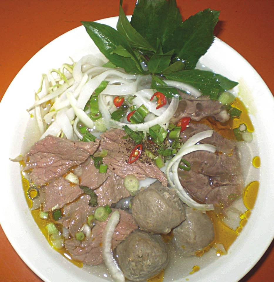 Nhà hàng Việt Nam Long Phụng. Nhà hàng rất đông vào giờ ăn trưa. Món đặc trưng ở đây là phở bò với trứng chần. Khách có thể gọi phở tái, phở nạm, bún thịt nướng cho bữa ăn Việt Nam của mình. Giá bán là 9,5 đô la Singapore/tô (khoảng 193.000 đồng). Địa chỉ: 159 Joo Chiat Road, bán hằng ngày từ 12g - 23g - Ảnh: Long Phụng