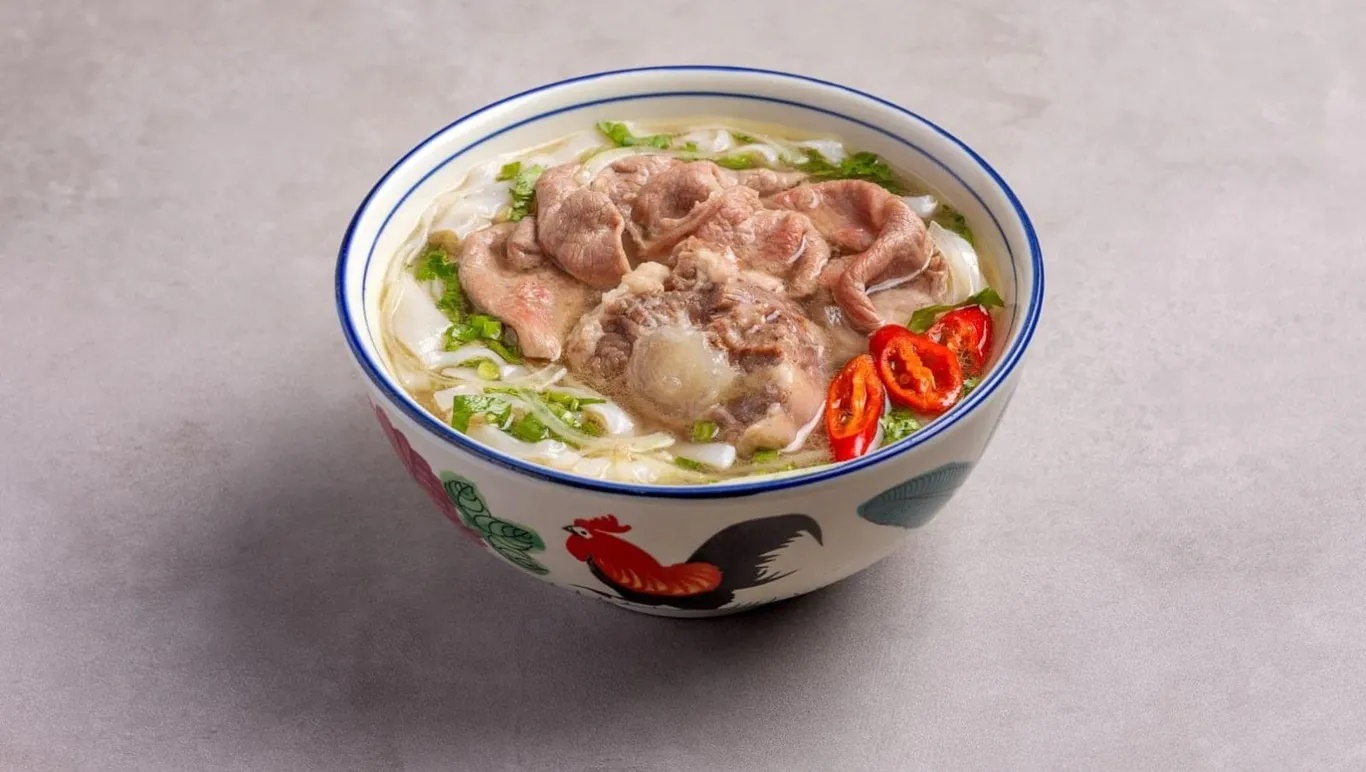Hương Phở. Theo Lifestyleasia thì nên thử phở đuôi bò, tiếp theo là phở bò tái, chín, gân và phở gà. Nước dùng phải nấu 12 tiếng để có được tô phở đúng vị Việt Nam. Quán còn bán bánh mì thịt, chả giò, gỏi cuốn và cà phê sữa đá pha phin. Giá bán từ 8,9 đô la Singapore/tô (khoảng 180.000 đồng). Địa chỉ: Blk 302 Ubi Ave 1 #01-35A, mở cửa từ thứ Ba - Chủ Nhật từ 9g đến 21g - Ảnh: Hương Phở