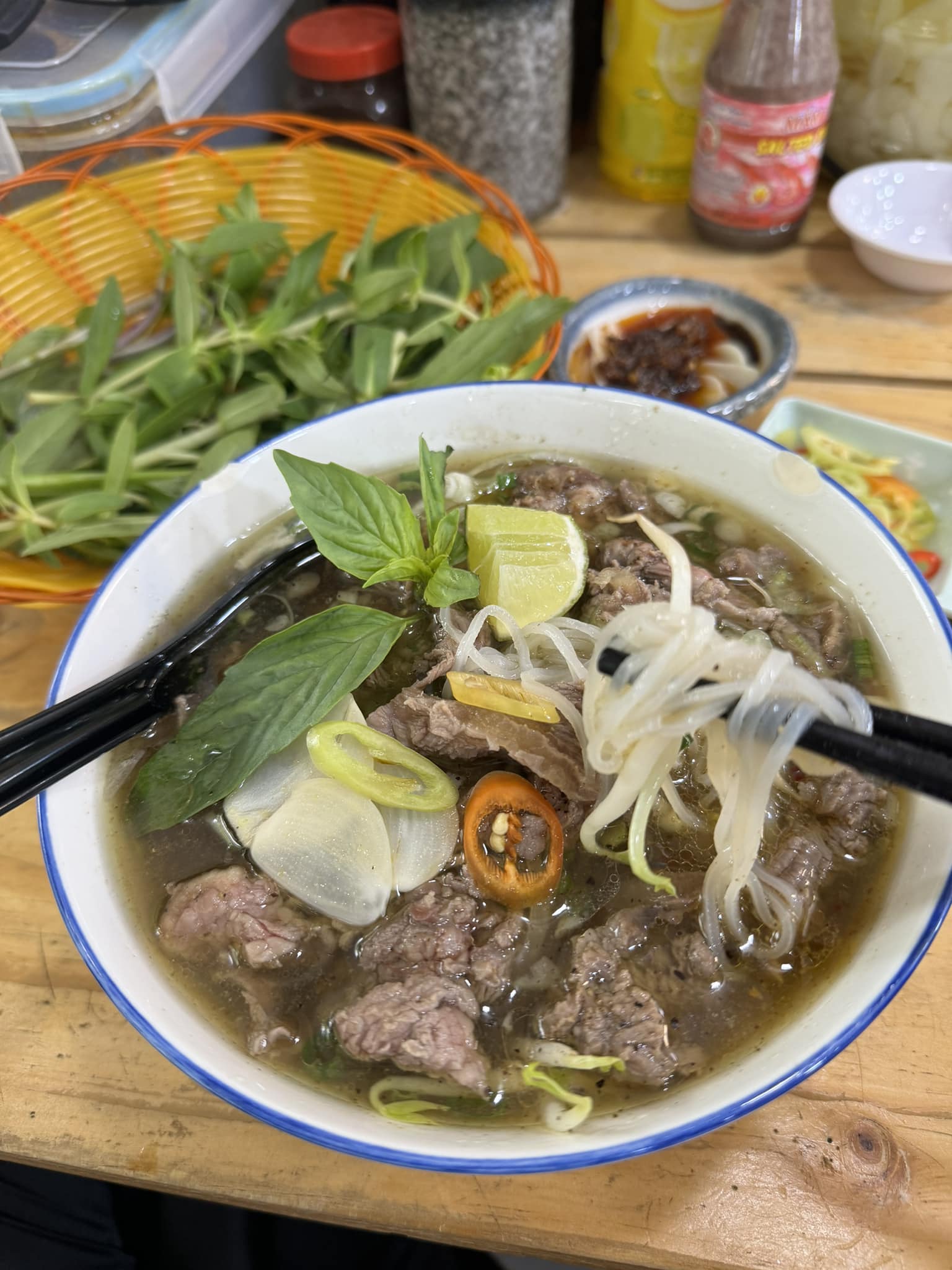 May Pho Culture. Phở có nước dùng đậm đà và cay nồng. Thực khách có thể chọn phở tái, chín, bò viên hay gân hoặc tô đặc biệt với nhiều loại thịt.  May Pho Culture còn phục vụ phở khô.  Giá bán từ 12,9 đô la Singapore/tô (khoảng 260.000 đồng).  Địa chỉ: 150 South Bridge Rd, #01-16 Fook Hai Building, mở cửa hằng ngày, từ 9g30 – 22g30 - Ảnh: May Pho Culture