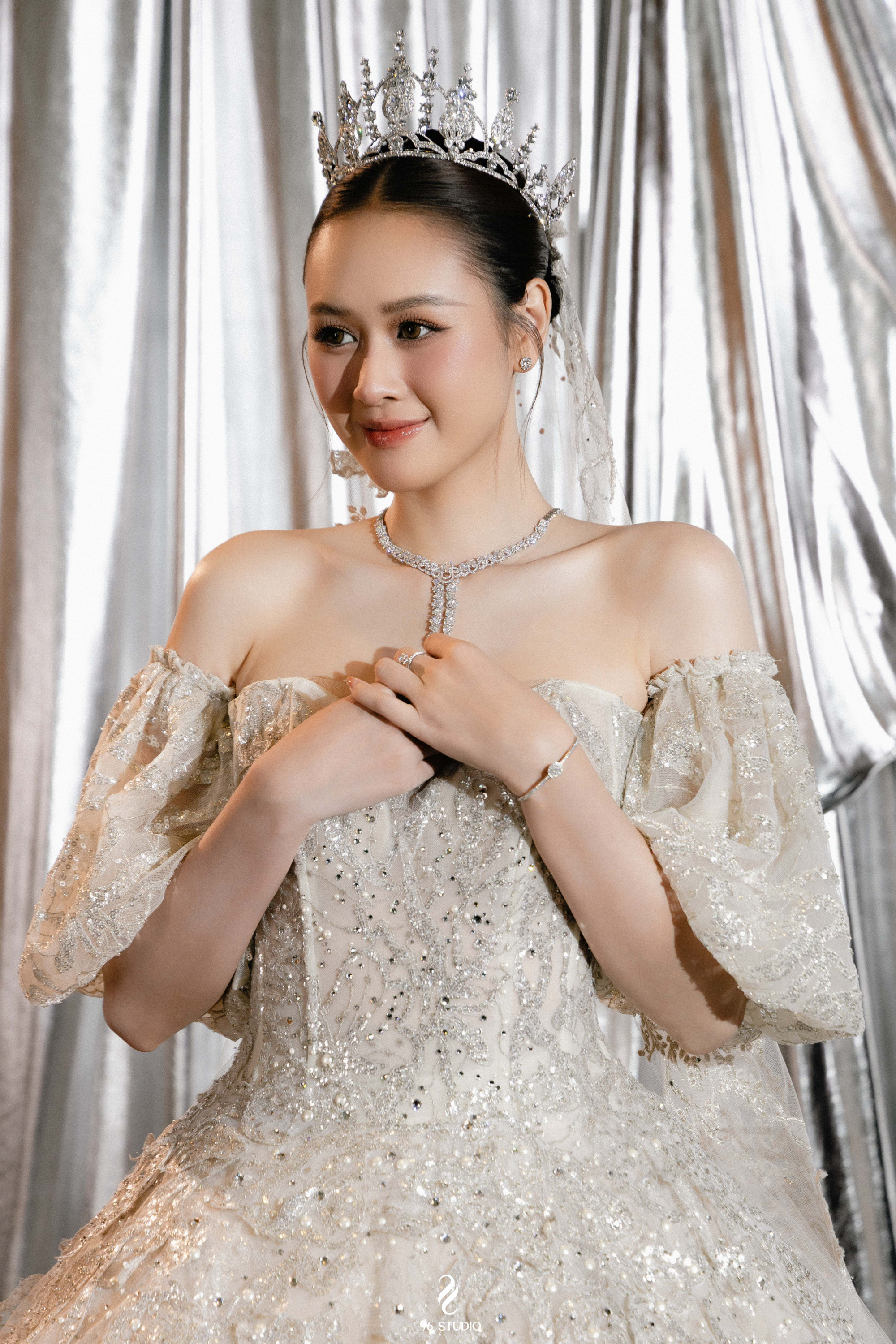 Không chỉ nổi bật với phong thái trình diễn đĩnh đạc và thần thái kiêu sa, Anh Phạm còn gây chú ý khi xuất hiện cùng bộ trang sức kim cương trị giá gần 6,5 tỷ đồng từ CAO Fine Jewellery – thương hiệu tiên phong trong chế tác trang sức thủ công cao cấp tại Việt Nam.
