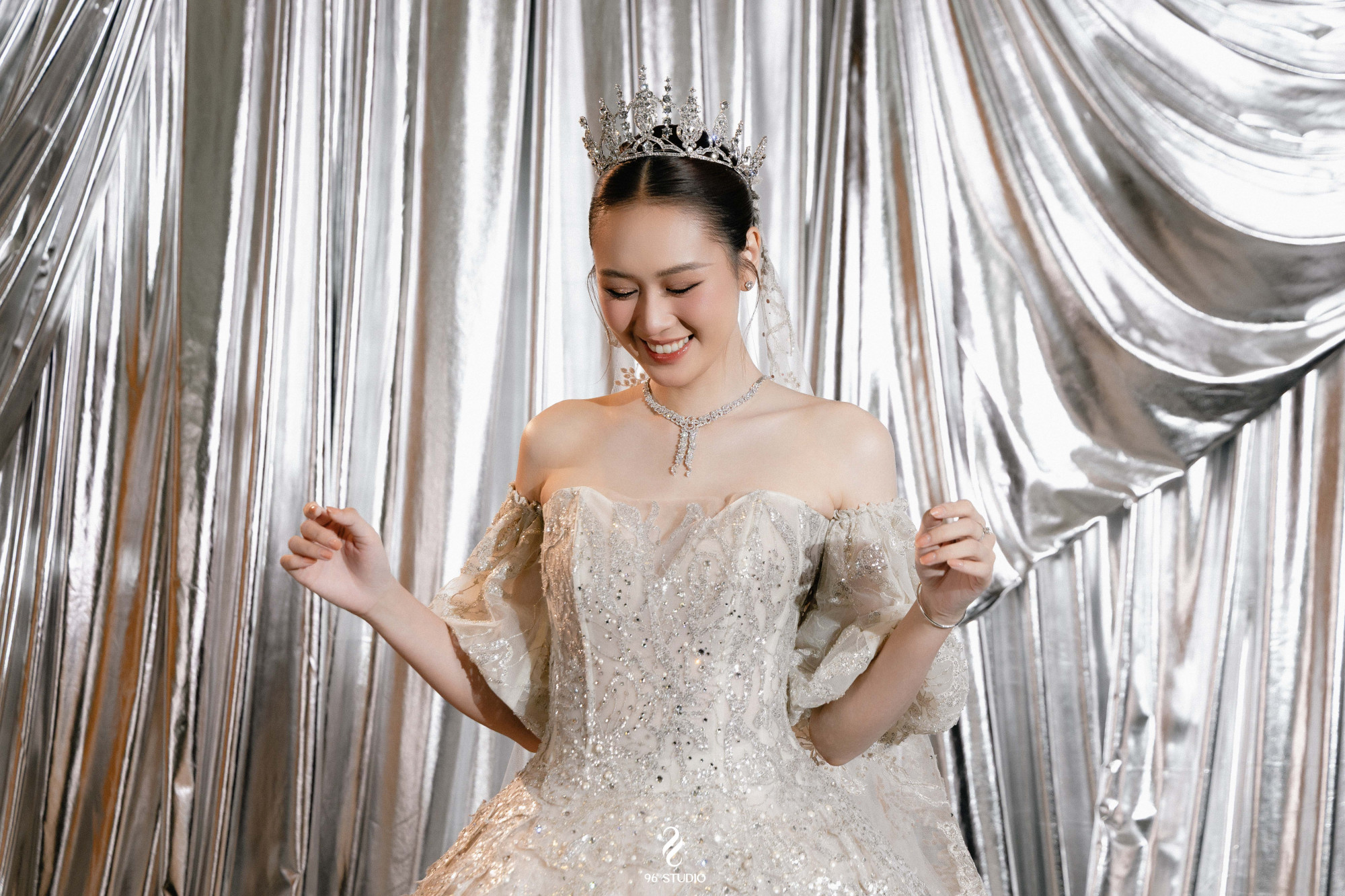 Bộ trang sức thuộc Bộ sưu tập Mobius, lấy cảm hứng từ biểu tượng của tình yêu vĩnh cửu và sự kết nối bất tận, là điểm nhấn sang trọng, hoàn mỹ giúp tôn lên vẻ đẹp thanh lịch và hiện đại của nữ diễn viên. Với các chi tiết kim cương được chế tác tinh xảo, bộ trang sức không chỉ là phụ kiện, mà còn là tác phẩm nghệ thuật mang giá trị biểu tượng cao, góp phần tạo nên diện mạo lộng lẫy cho người mặc trong ngày trọng đại.
