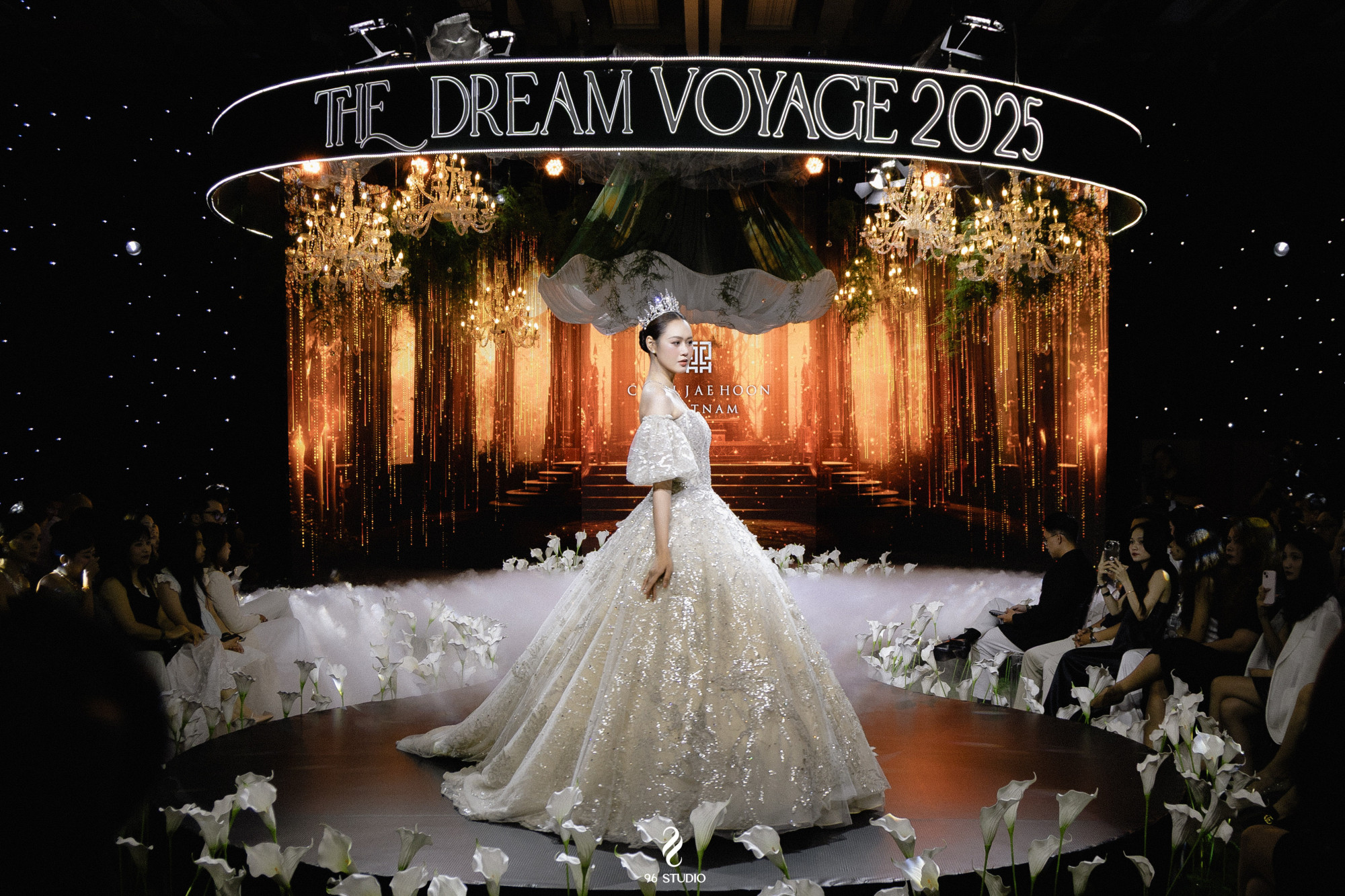 Trong khuôn khổ Bridal Show & Concert thuộc The Dream Voyage Wedding Fair 2025, diễn viên Anh Phạmthu hút toàn bộ sự chú ý khi đảm nhận vị trí vedette, khoác lên mình thiết kế chủ đạo của bộ sưu tập “The Timeless Queen”. 