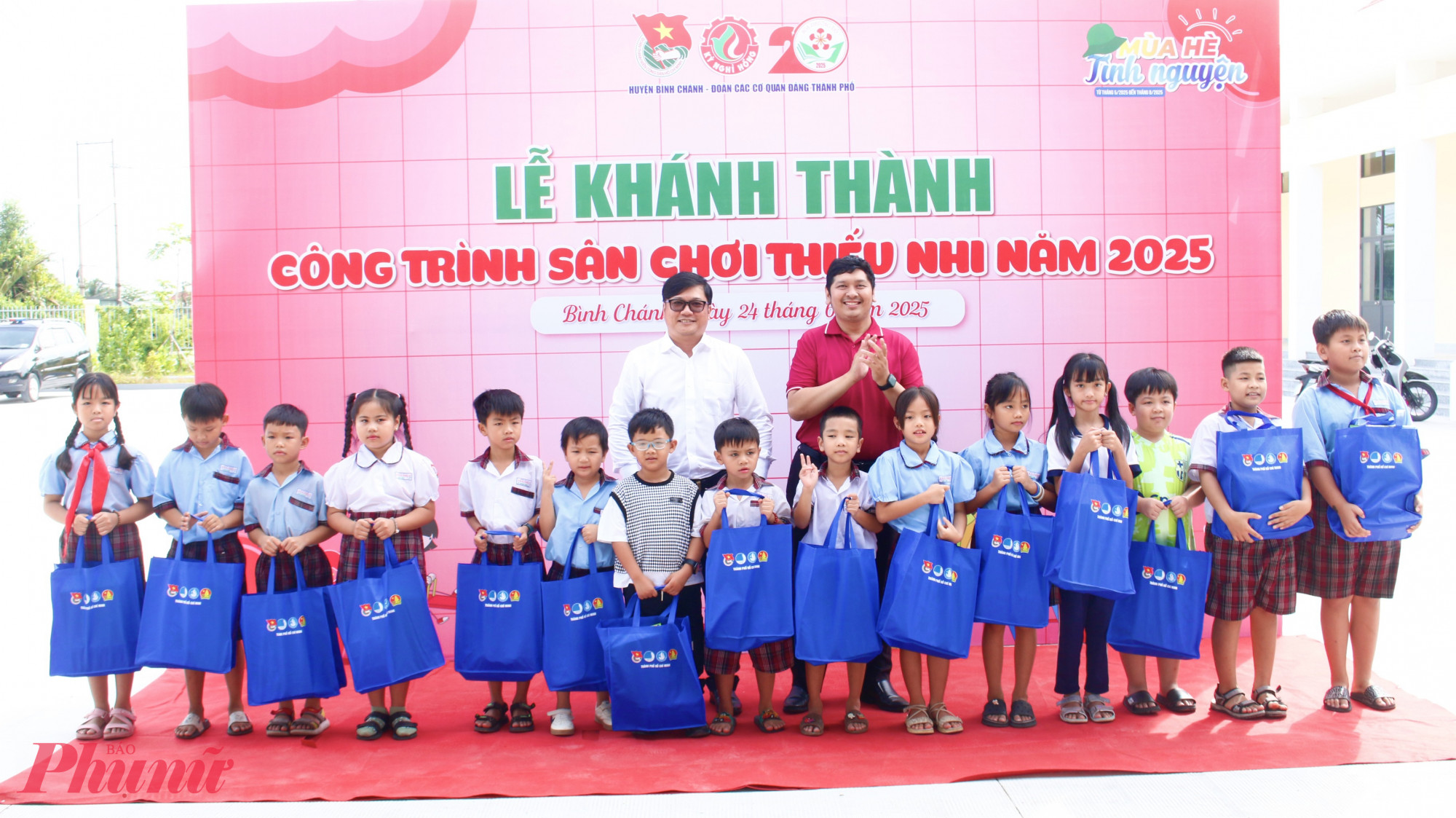 Dịp này, Ban Chỉ huy Chiến dịch  tình nguyện Hoa phượng đỏ TPHCM đã trao tặng nhiều phần quà thiết thực đến các em thiếu nhi xã Tân Nhựt, tiếp thêm niềm vui cho mùa hè rực rỡ.