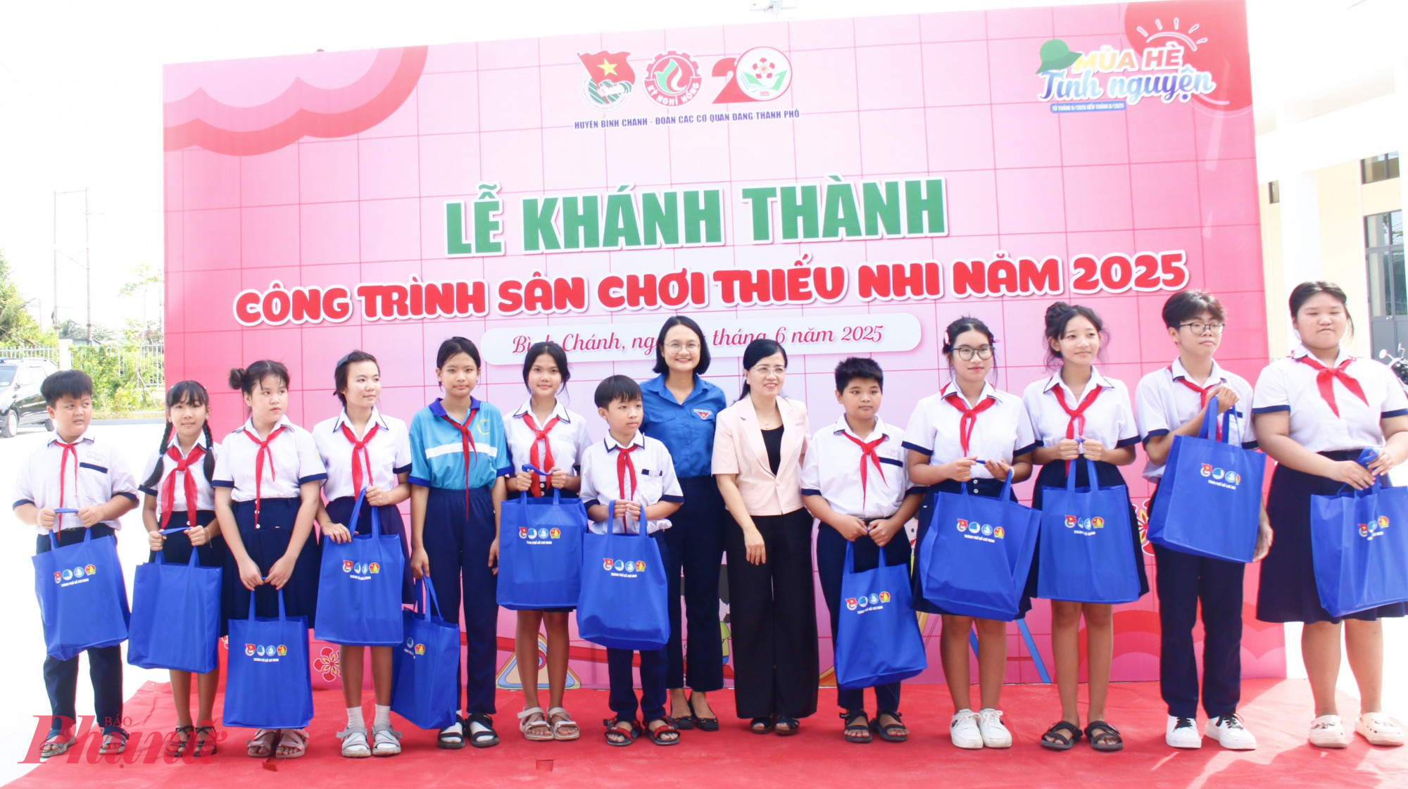 Bà Phan Thị Cẩm Nhung – Chủ tịch Ủy ban MTTQ Việt Nam huyện Bình Chánh và bà Trần Thu Hà – Phó bí thư Thành Đoàn TPHCM đã trao tặng những phần quà ý nghĩa đến các em thiếu nhi