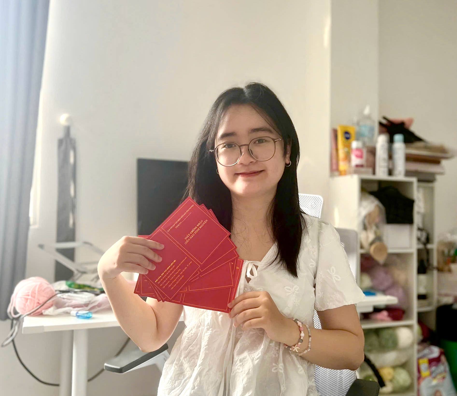 Những tấm thẻ “quyền năng” của Gen Z Tường Vy cùng những chiếc thẻ hiến máu (Ảnh do nhân vật cung cấp)