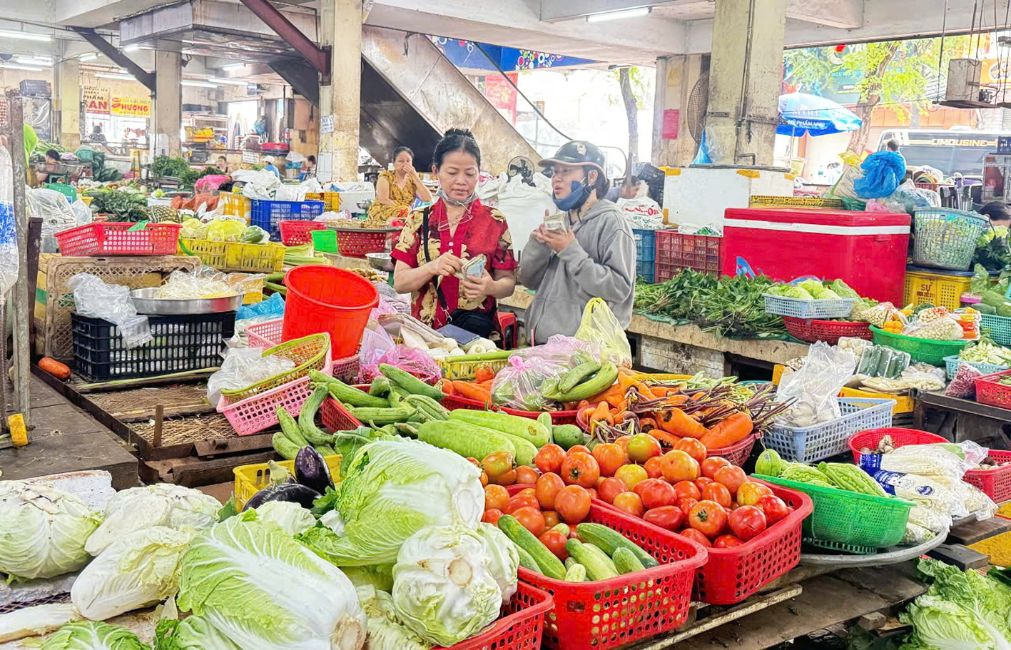 Giá nhiều loại thực phẩm, nhu yếu phẩm ở các chợ tại TPHCM đang tăng - ẢNH: THANH HOA (ảnh chụp tại chợ Nhật Tảo, quận 10)