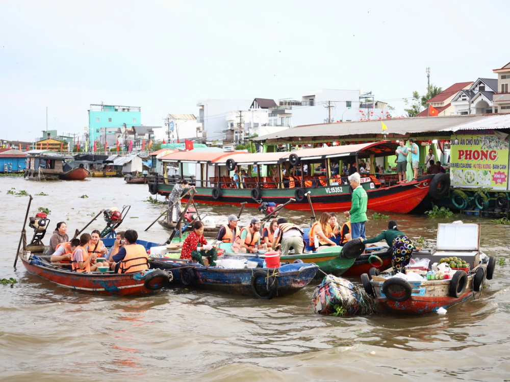 Chợ nổi Cái Răng là địa điểm thu hút du khách ở TP Cần Thơ nhưng hạ tầng về giao thông đường thủy phục vụ du khách vẫn khá nghèo nàn