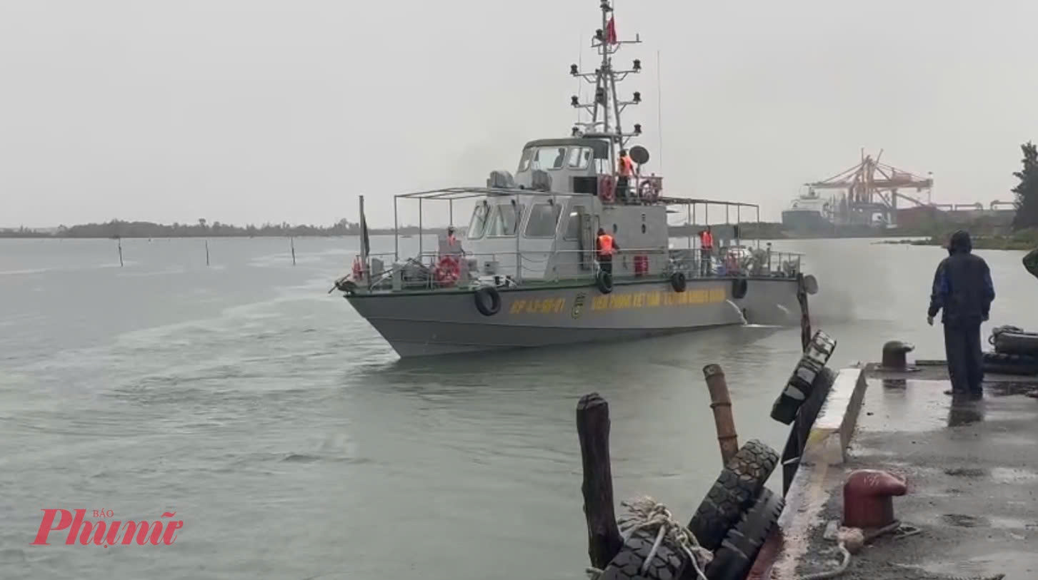 Tàu BP-43.9801 cùng 7 cán bộ chiến sĩ thuộc Hải đội Biên phòng 2 xuất bến lai dắt tàu cá Quảng Nam gặp sự cố trong bão số 1