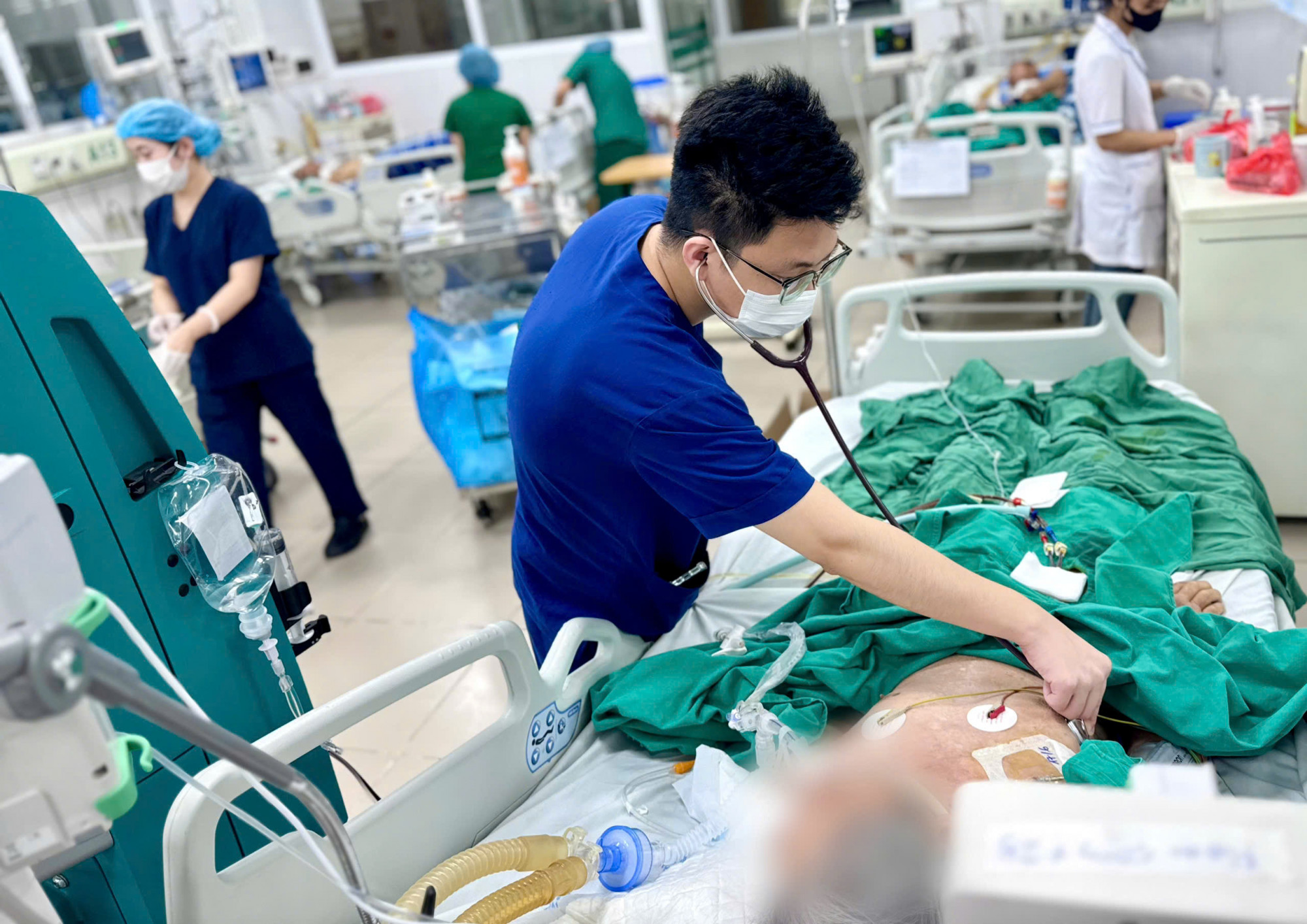 Nam bệnh nhân nguy kịch do hơn 10 năm uống các loại thuốc chứa chất giảm đau corticoid - ảnh: BVCC