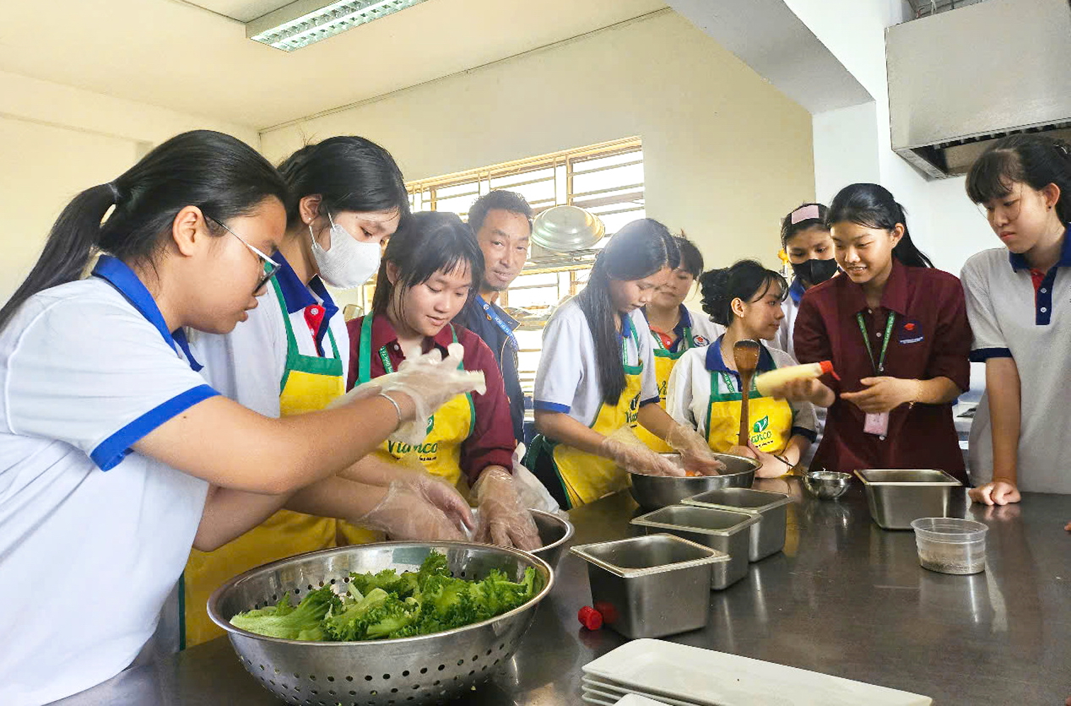 Học sinh hệ 9+ đang học nghề tại Trường cao đẳng Quốc tế TPHCM