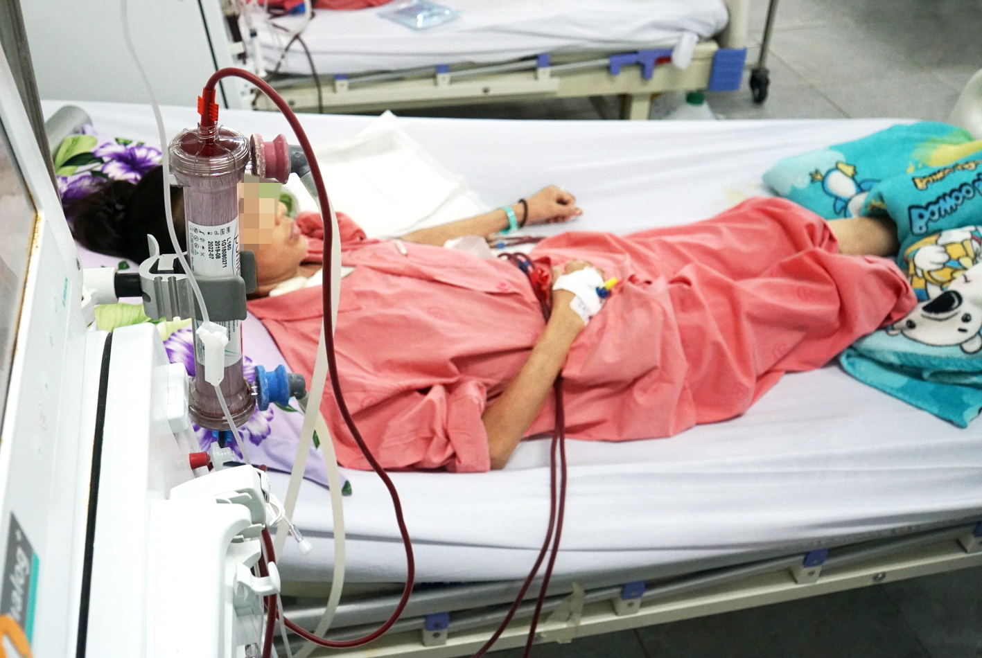 Tự uống thuốc, nhiều người trẻ chịu hậu quả lớn Một bệnh nhân trẻ đang chạy thận nhân tạo tại Bệnh viện Chợ Rẫy