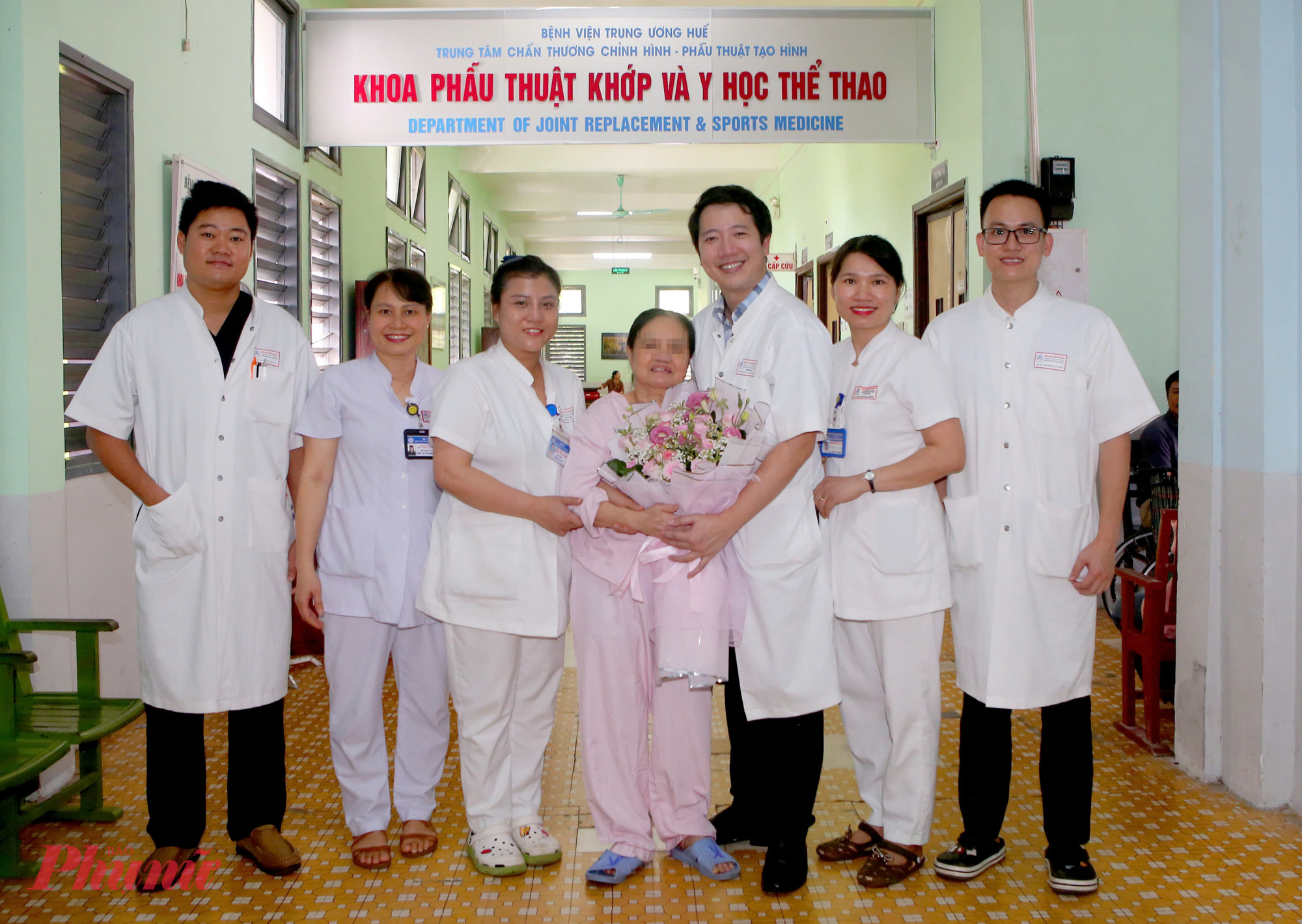 Bệnh nhân P.T.X., 71 tuổi vui mừng từ nay có thêt đi lại