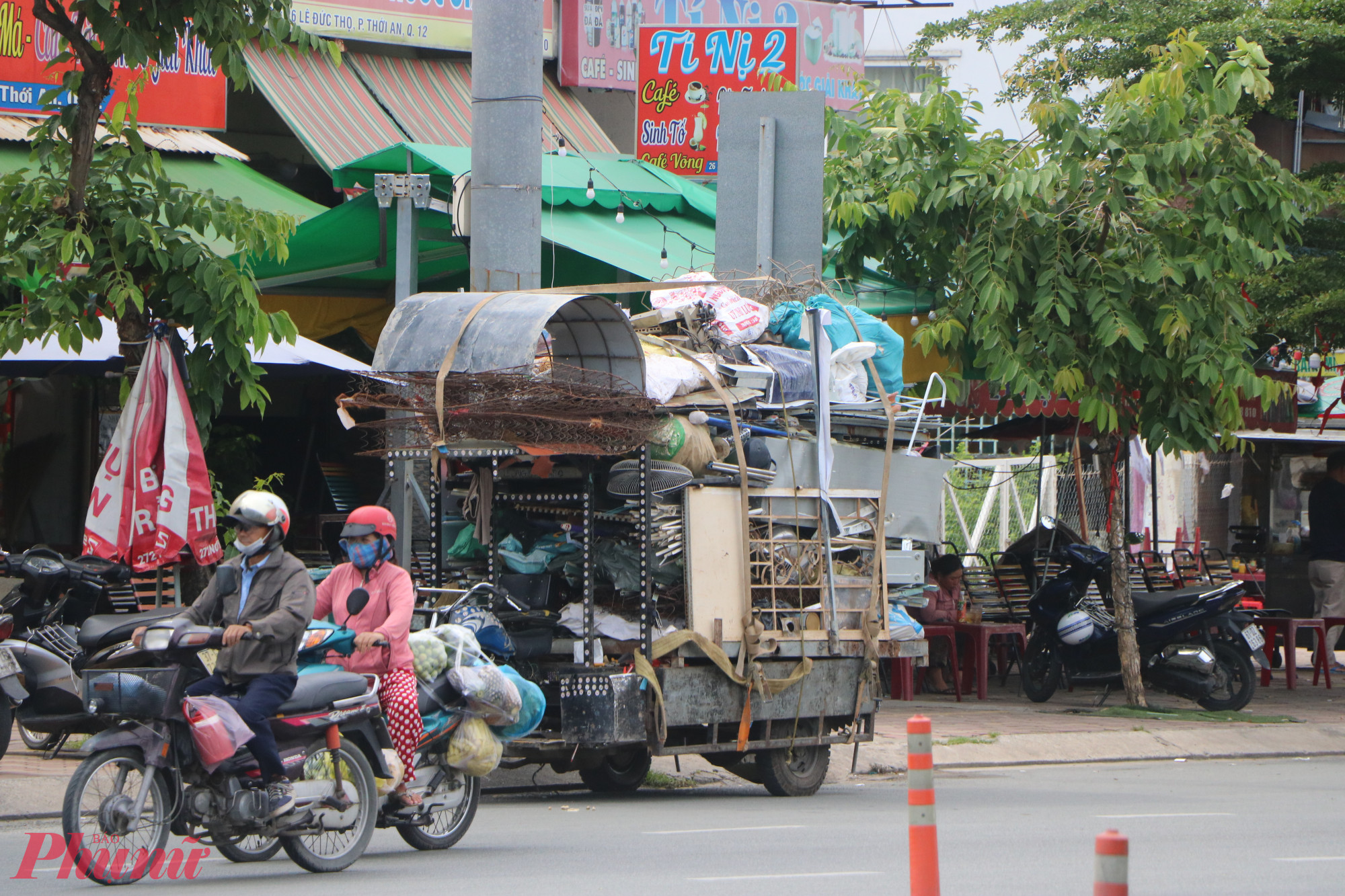 Thấy CSGT lập chốt, nhiều xe chở hàng cồng kềnh, quá khổ.... dừng xe để tránh bị kiểm tra.