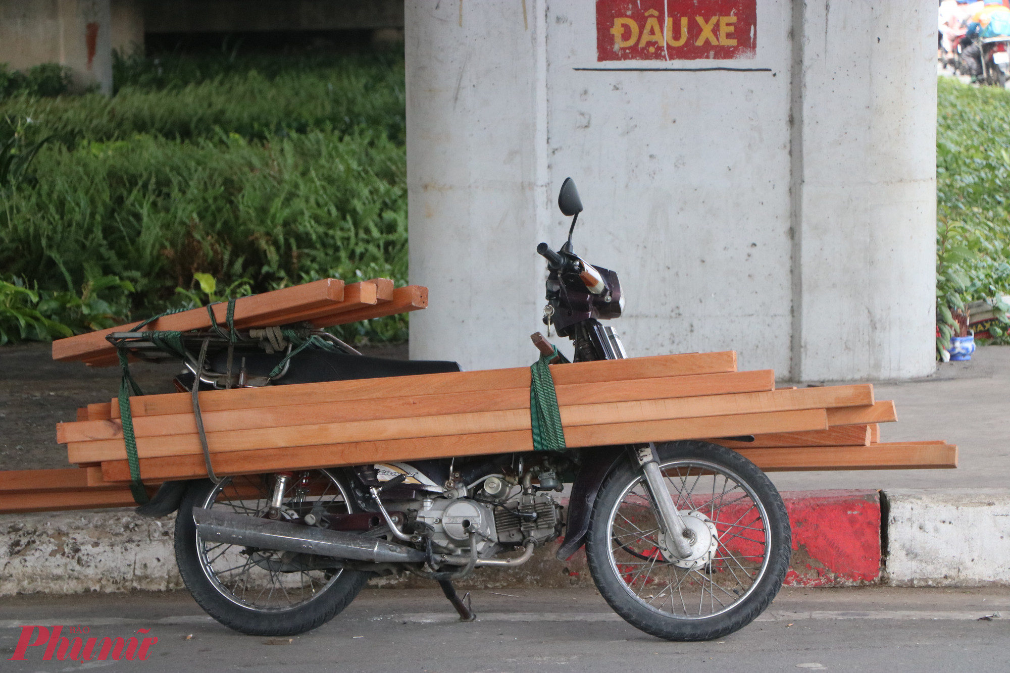 Phương tiện ông T di chuyển, chở hàng quá khổ.