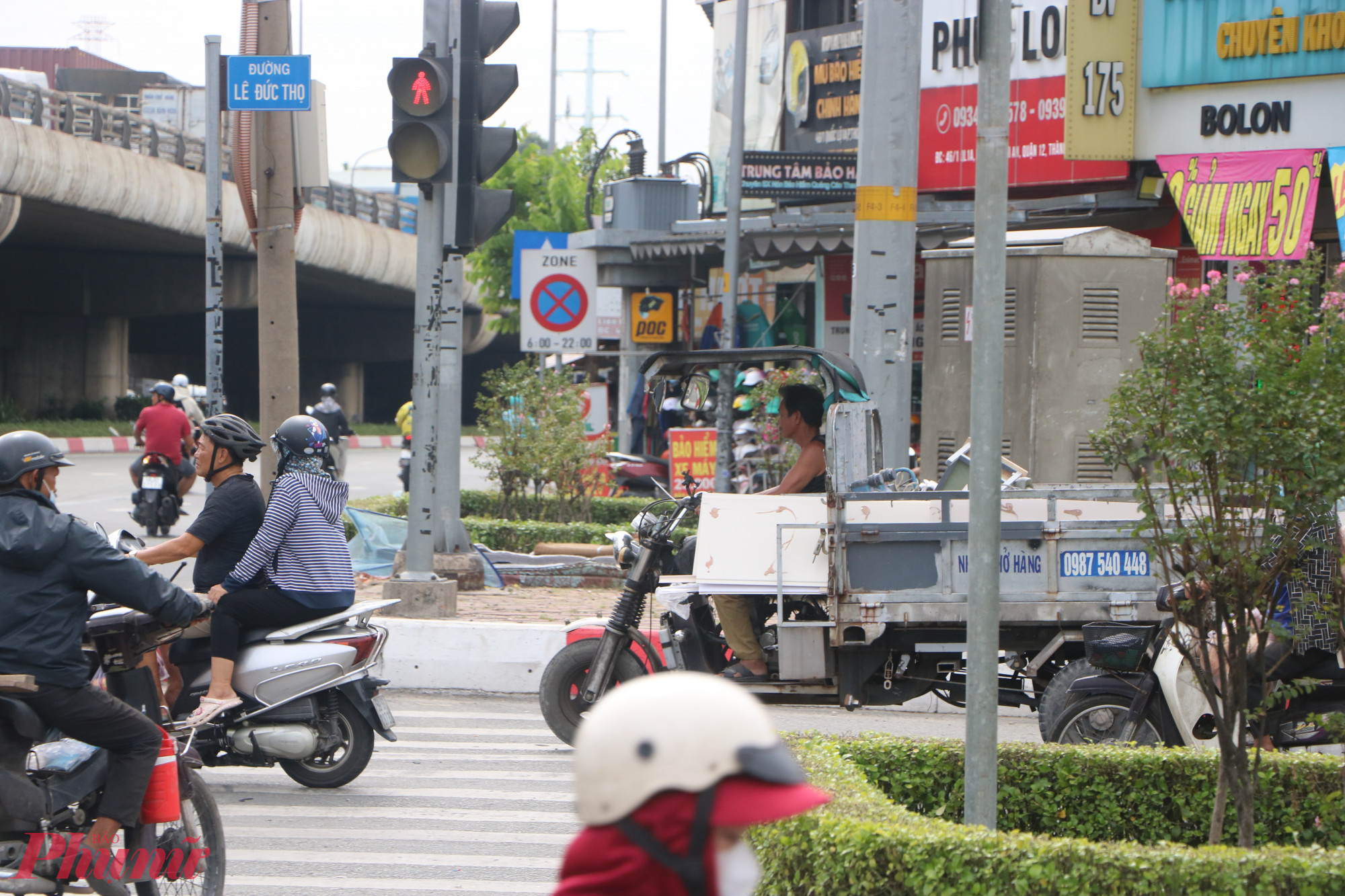 Một xe ba bánh, người lái xe không đội mũ bảo hiểm né CSGT.