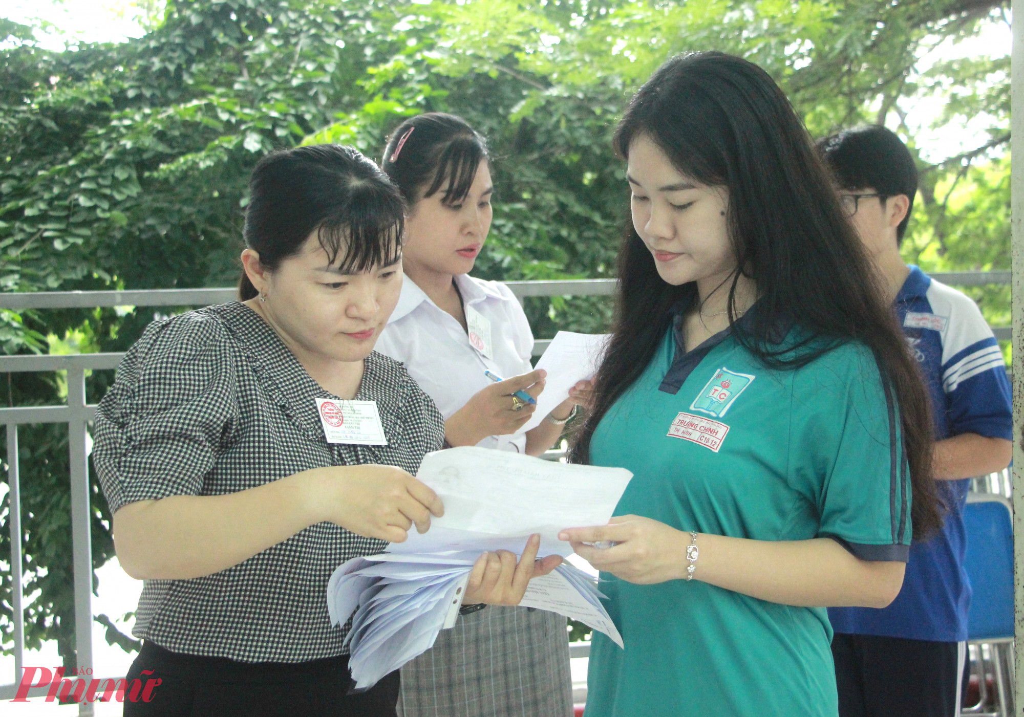 Thí sinh làm thủ tục dự thi tốt nghiệp THPT 2025 tại điểm thi Trường THPT Thạnh Lộc (quận 12, TPHCM) hôm nay - Ảnh: Nguyễn Loan