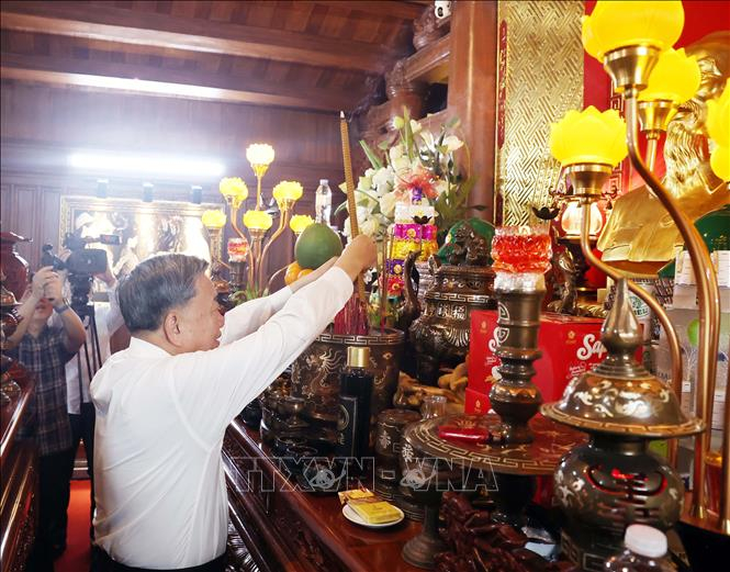 Tổng Bí thư Tô Lâm cùng đoàn công tác Trung ương đến dâng hương, dâng hoa tại Đền thờ Chủ tịch Hồ Chí Minh và các Anh hùng liệt sỹ. Ảnh: Thống Nhất/TTXVN
