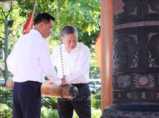 Tổng Bí thư Tô Lâm thỉnh chuông. Ảnh: Thống Nhất/TTXVN