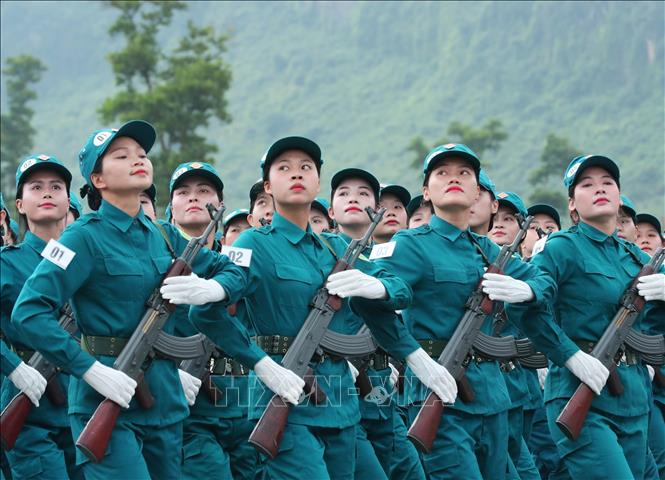 Khối nữ dân quân tự vệ tham gia hợp luyện. Ảnh: Trọng Đức/TTXVN