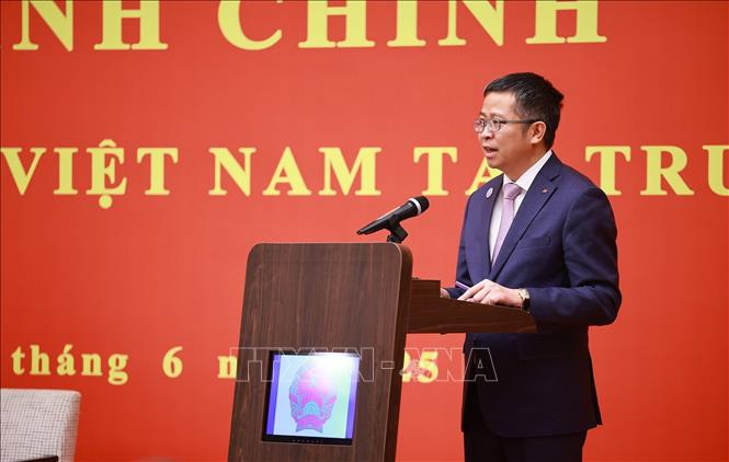 Thủ tướng Phạm Minh Chính: "Người Việt tại Trung Quốc phát huy tinh thần tự lực, tự cường, tự hào dân tộc" Đại sứ Việt Nam tại Trung Quốc Phạm Thanh Bình báo cáo tình hình cộng đồng người Việt Nam tại Trung Quốc. Ảnh: Dương Giang/TTXVN