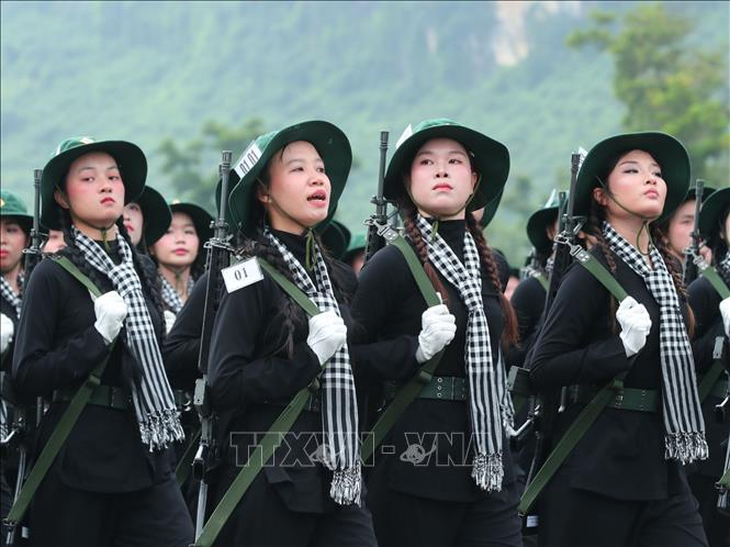 Khối nữ du kích miền Nam tham gia hợp luyện. Ảnh: Trọng Đức/TTXVN