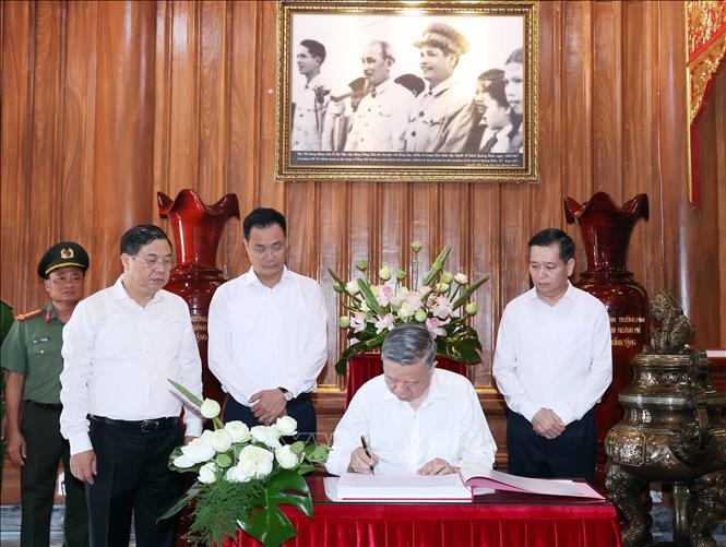 Tổng Bí thư Tô Lâm ghi lưu bút vào sổ lưu niệm tại Đền thờ Đền thờ Chủ tịch Hồ Chí Minh và các Anh hùng liệt sỹ. Ảnh: Thống Nhất/TTXVN