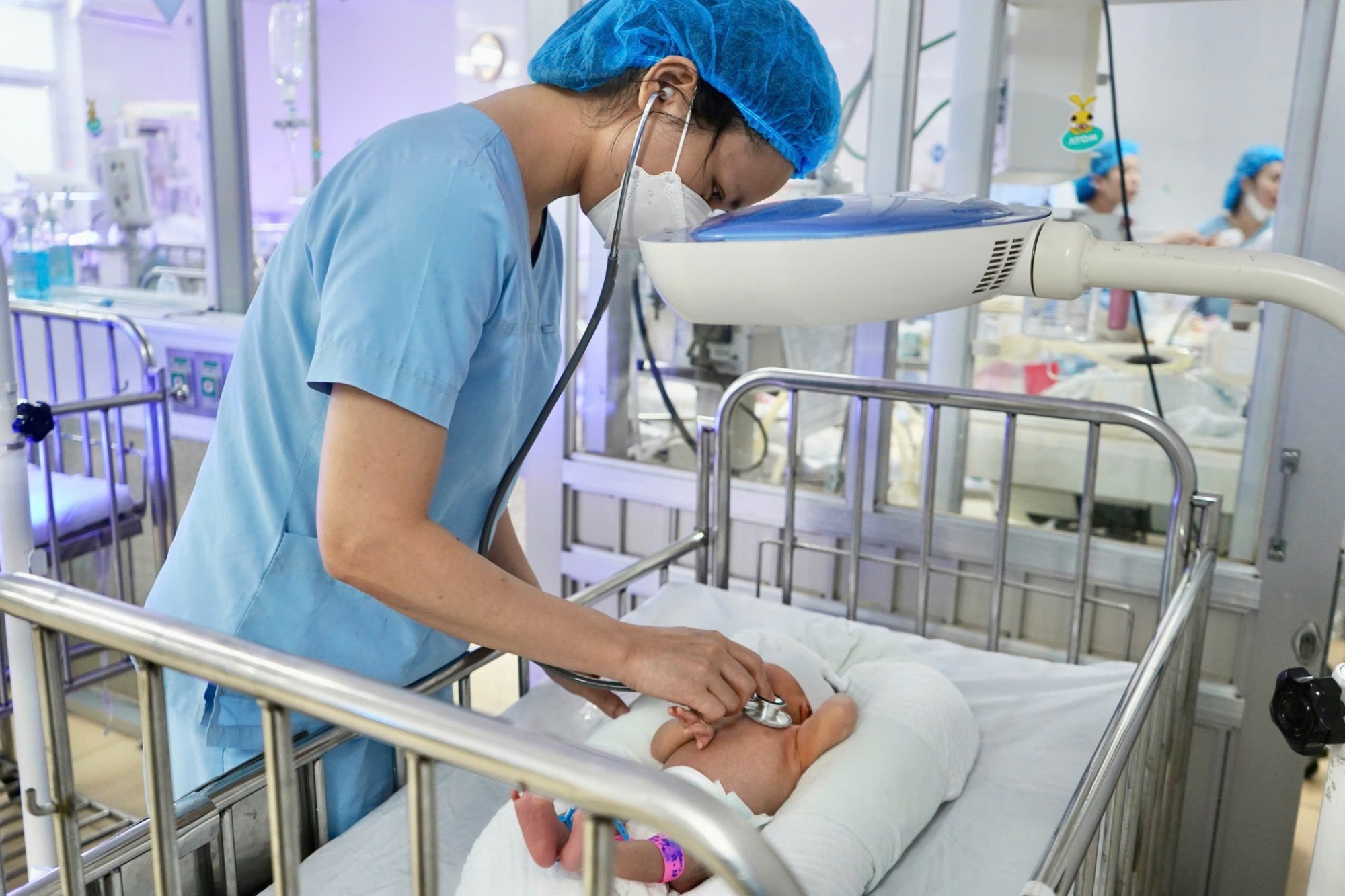 Sau nhiều ngày điều trị, sức khỏe bé trai đã dần ổn định, tự bú và có thể xuất viện trong vài ngày tới - Ảnh: Hoàng Yến