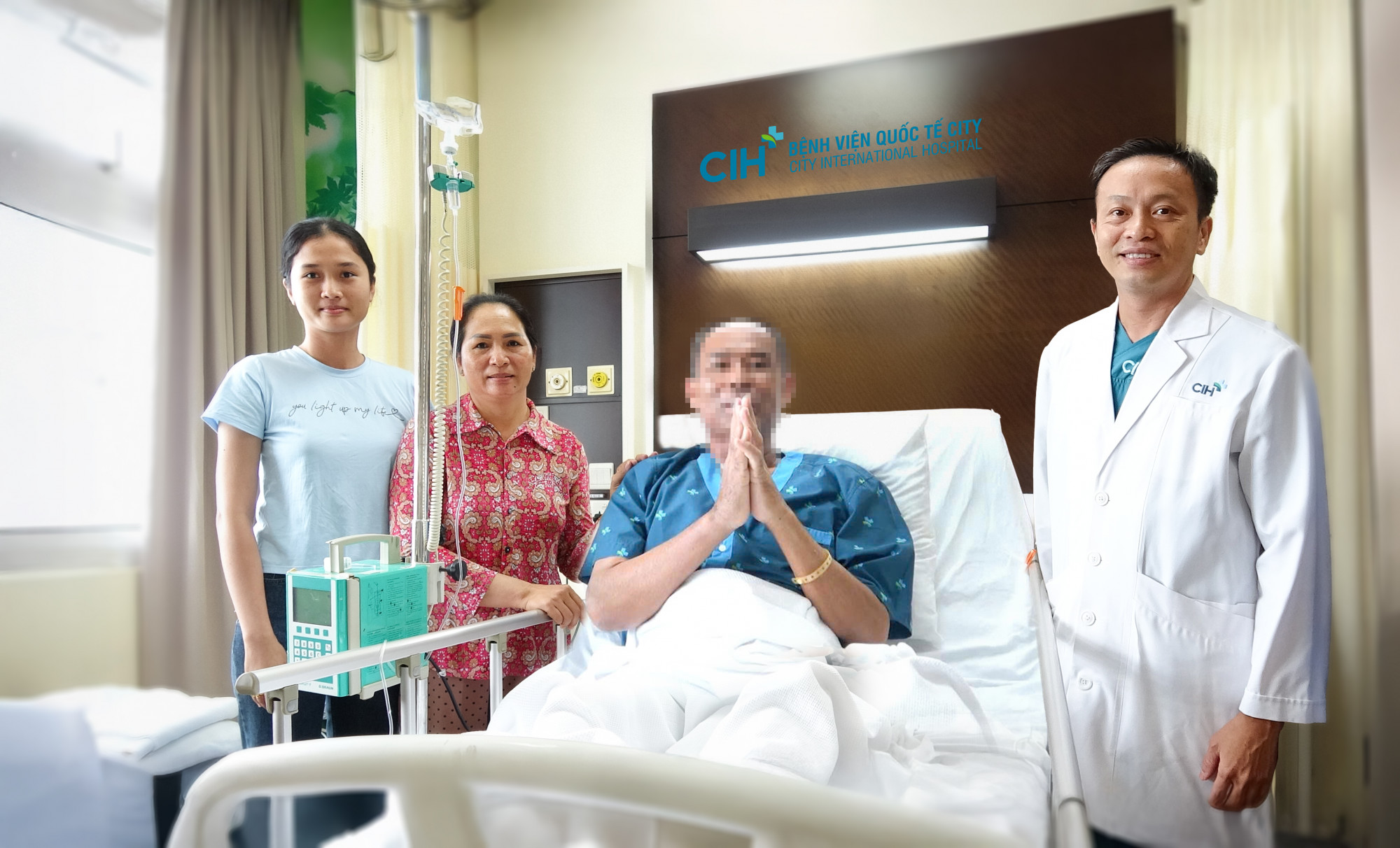 Nam bệnh nhân cám ơn bác sĩ Việt Nam khi đã cứu sống anh, ảnh BVCC