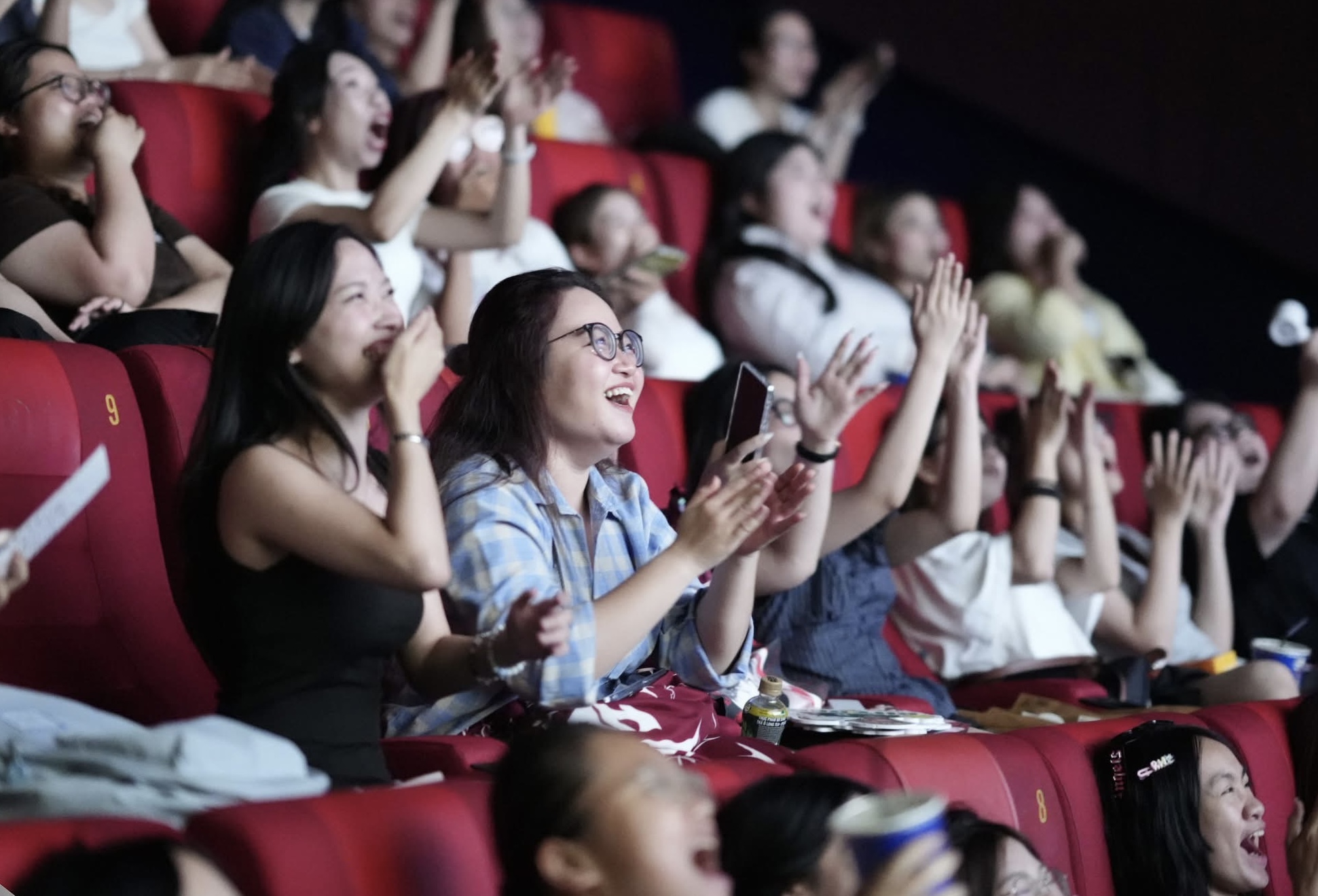 Khán giả hào hứng khi xem suất chiếu sớm của show