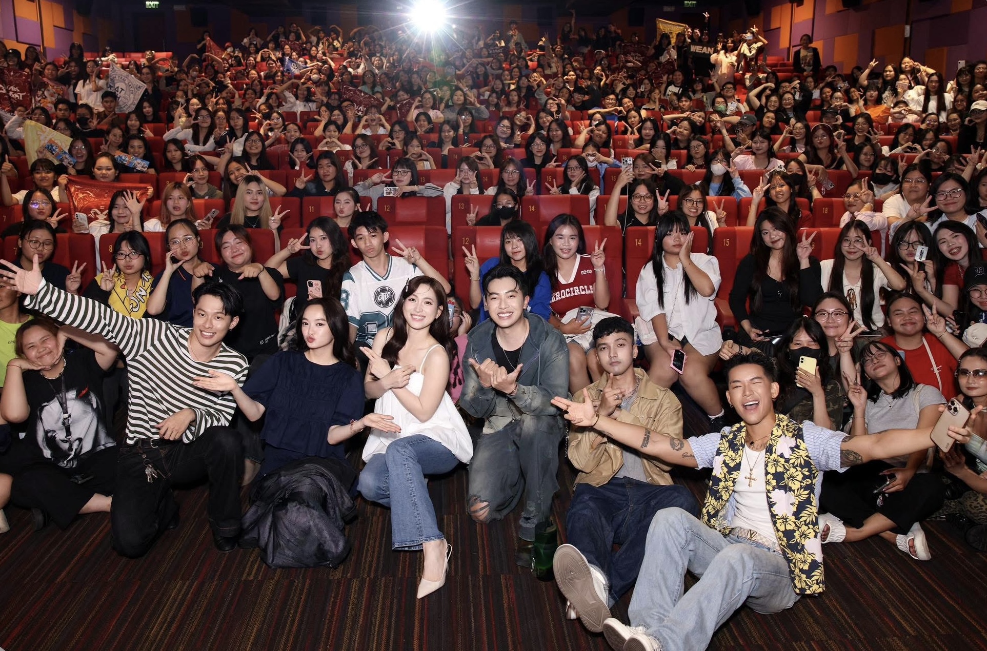 Các nghệ sĩ chụp ảnh lưu niệm cùng khán giả trong những suất chiếu sớm của show Đấu trường gia tốc