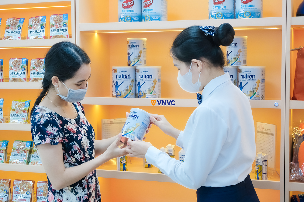 Người dân dễ dàng tiếp cận các loại sữa chất lượng cao từ Nestlé và các sản phẩm chăm sóc sức khỏe từ các thương hiệu uy tín trên thế giới tại chuỗi gian hàng tiện ích VNVC SHOP trên toàn quốc - Ảnh: Mộc Thảo