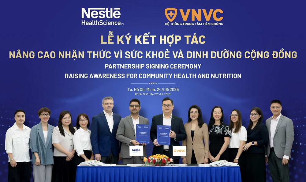 Bà Hà Thu Nga - Phó tổng giám đốc Công ty Vắc xin VNVC và ông Pablo Mazzoletti - Giám đốc Nestlé Health Science khu vực ASEAN chứng kiến lễ ký kết hợp tác chiến lược giữa Hệ thống Tiêm chủng VNVC và Nestlé Health Science, thuộc Tập đoàn Nestlé toàn cầu. Ảnh: VNVC