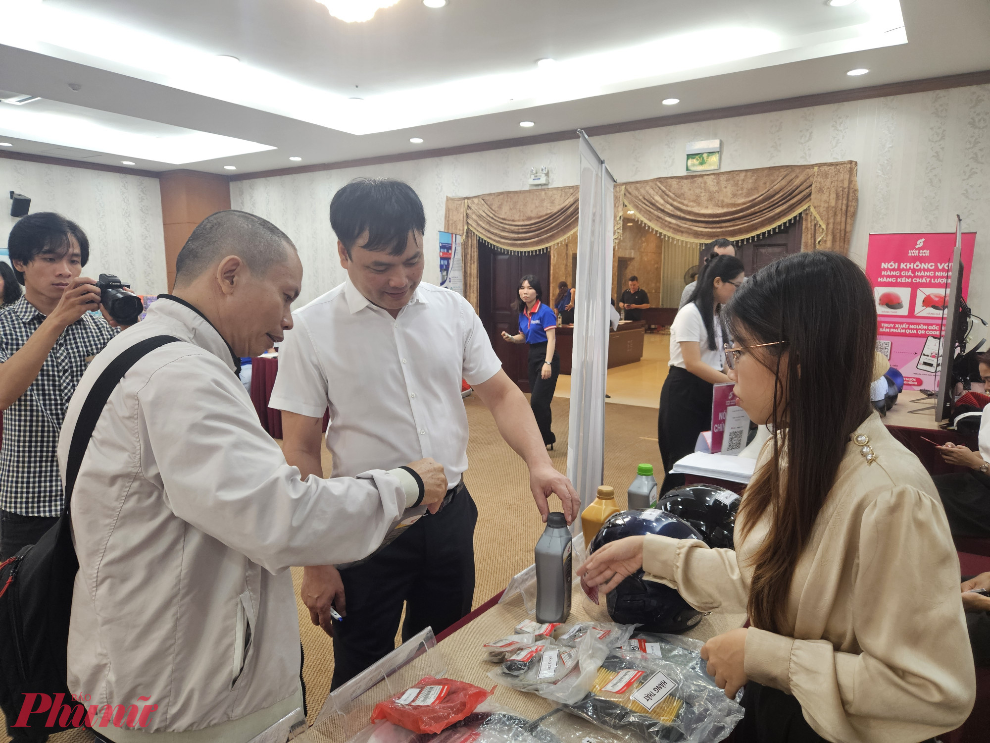 Dầu nhớt cũng là sản phẩm bị làm giả nhiều và người tiêu dùng nếu không được hướng dẫn khó lòng phân biệt được - Ảnh: Ngọc Thùy