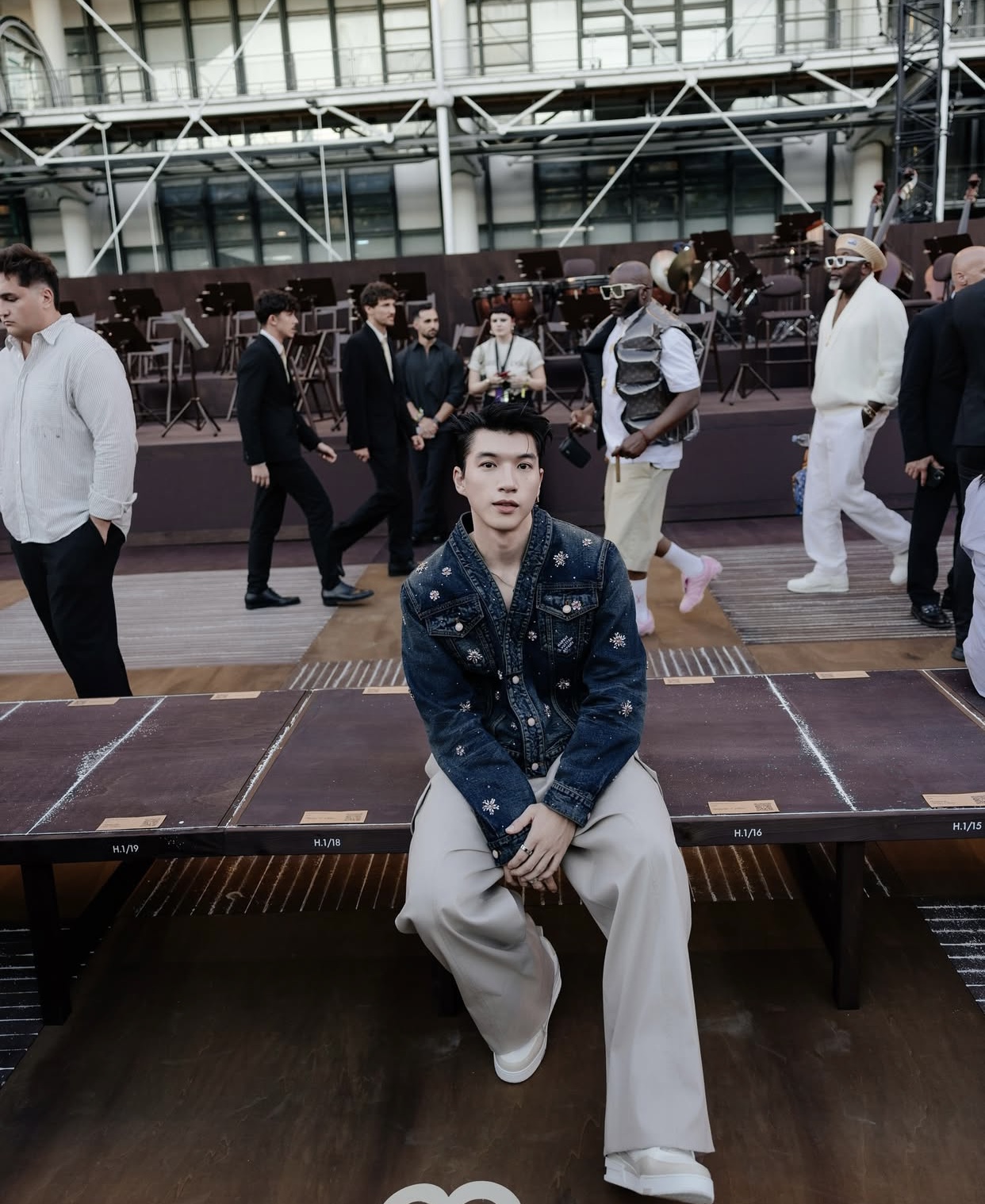 Ngày 25/6, rapper HIEUTHUHAI gây chú ý khi góp mặt tại buổi trình diễn Louis Vuitton Men's Spring-Summer 2026, diễn ra tại Paris. Nam nghệ sĩ Việt Nam được sắp xếp ngồi ở hàng ghế đầu danh giá, cùng với những tên tuổi đình đám như vợ chồng Chủ tịch tập đoàn LVMH, CEO Louis Vuitton, Beyoncé, Jay-Z…