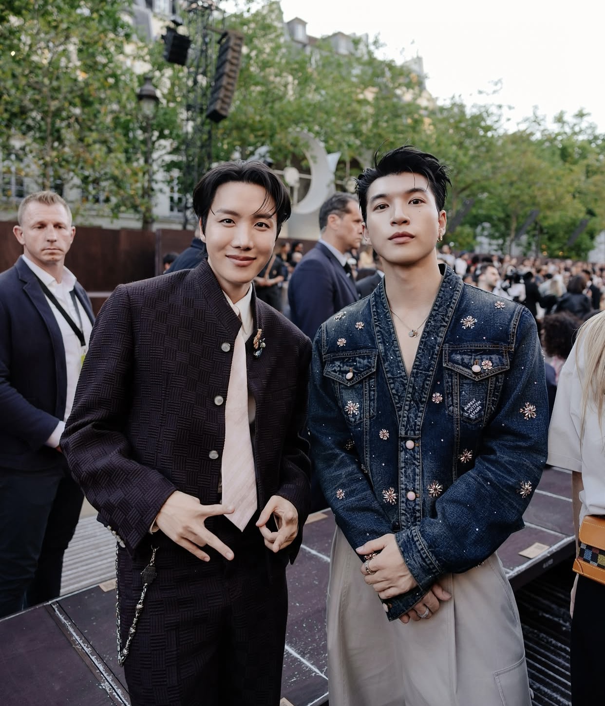 Sự kiện quy tụ dàn sao quốc tế đình đám, trong đó có J-Hope (BTS), Gong Yoo, Jackson Wang, Bambam… Đặc biệt, loạt ảnh HIEUTHUHAI chụp cùng rapper Hàn Quốc Loco và J-Hope hiện đang được chia sẻ rầm rộ trên mạng xã hội, thu hút sự quan tâm lớn từ cộng đồng người hâm mộ.
