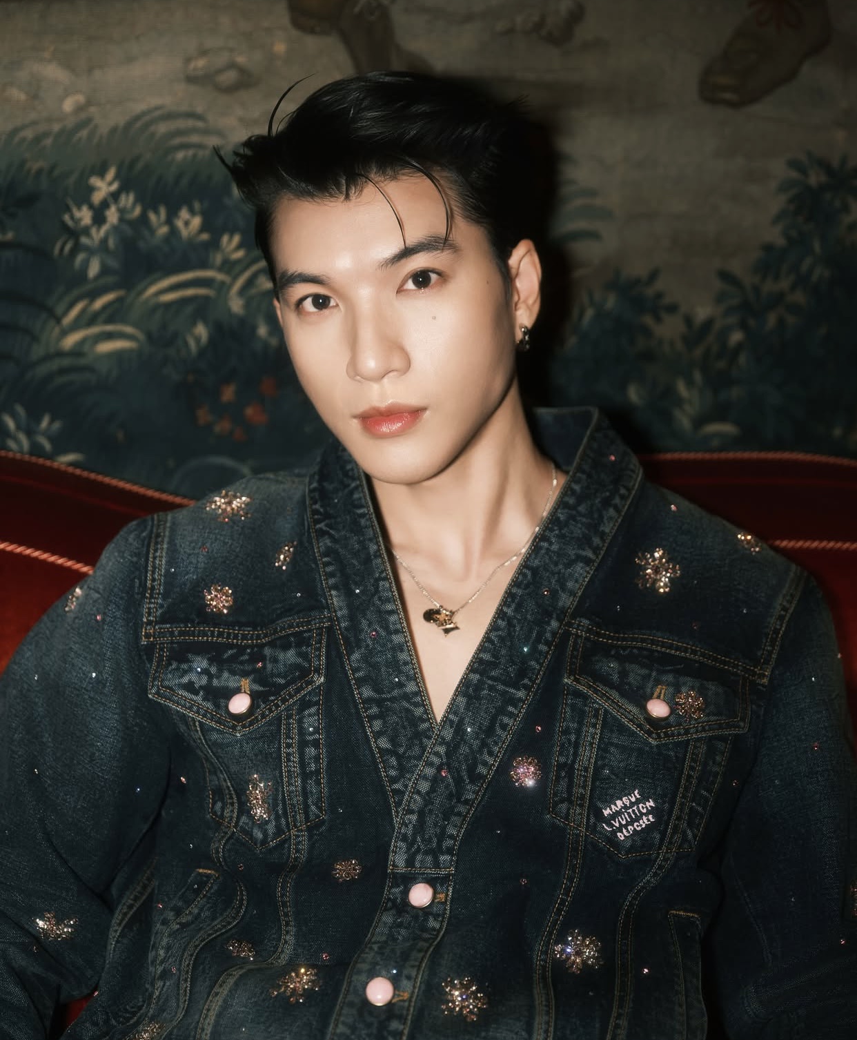 , HIEUTHUHAI đang khẳng định vị thế là một trong những ngôi sao trẻ hàng đầu của showbiz Việt. Với ngoại hình sáng, phong cách thời trang thời thượng cùng tài năng âm nhạc nổi bật, nam rapper nhanh chóng thu hút một lượng người hâm mộ hùng hậu và trung thành.