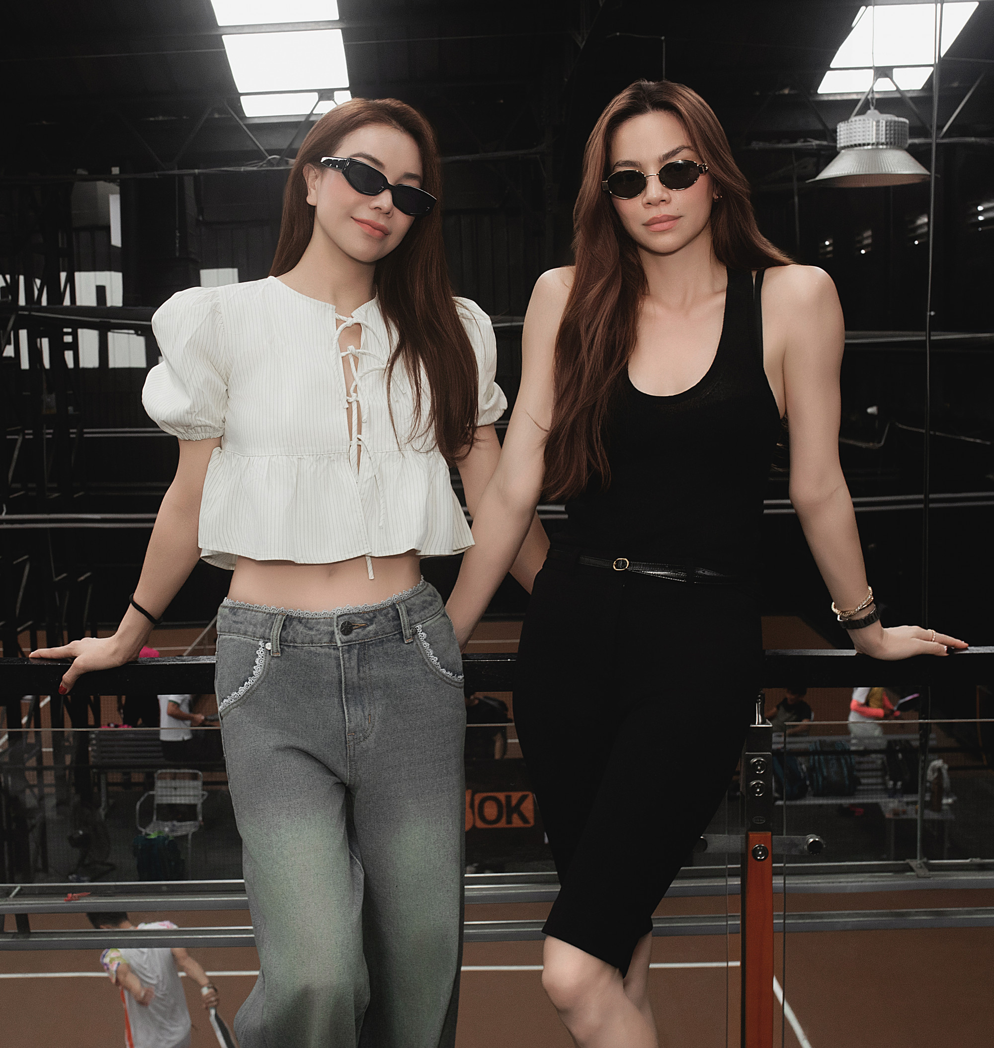 Hồ Ngọc Hà và Trà Ngọc Hằng đều lựa chọn những trang phục tối giản nhưng cực kỳ hiệu quả trong việc tôn lên cá tính thời trang riêng biệt. 