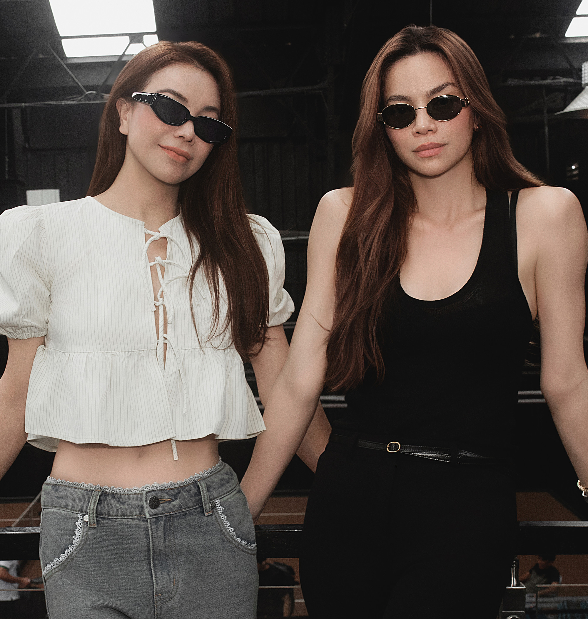 Cả hai người đẹp đều thể hiện sự tinh tế trong cách chọn lựa trang phục phù hợp với vóc dáng và cá tính riêng. Nếu Hồ Ngọc Hà đại diện cho hình ảnh người phụ nữ hiện đại, sang trọng thì Trà Ngọc Hằng mang đến cảm giác tươi mới, năng động và thân thiện hơn.
