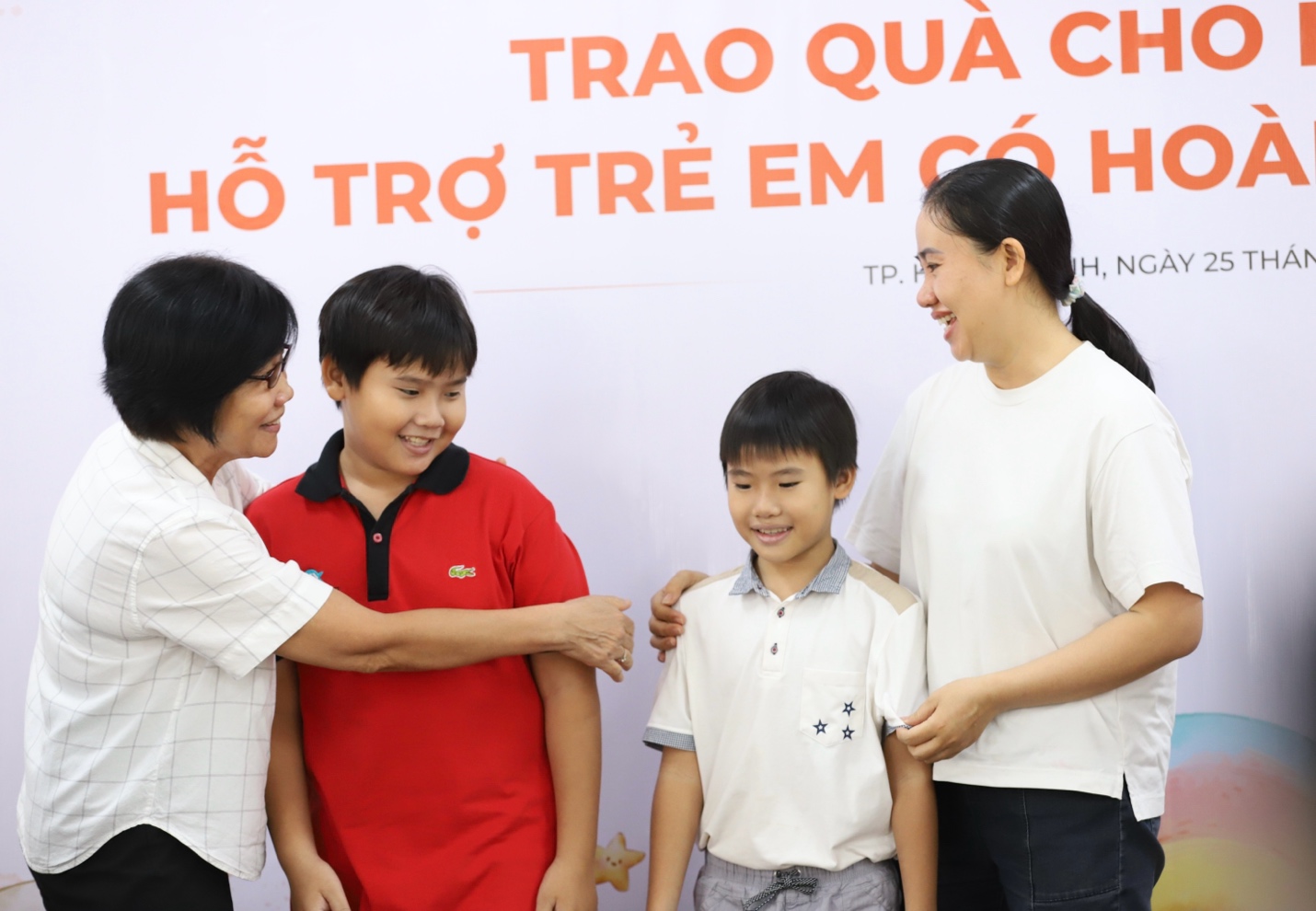Tiến sĩ - bác sĩ Dư Thị Ngọc Thu (Trưởng đơn vị điều phối ghép các bộ phận cơ thể người Bệnh viện Chợ Rẫy) hỏi thăm gia đình chị Lê Thị Thanh Tâm (đang sống tại huyện Nhà Bè, TPHCM) khi đến nhận hỗ trợ - Ảnh: Quỹ Khởi Sự Từ Tâm