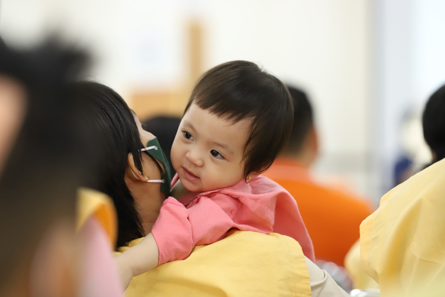 Trong ảnh là bệnh nhi Lê Huỳnh Ngọc Lam (gần 1 tuổi) quê ở An Giang đang mắc bệnh phình động mạch chậu, vừa chuyển sang điều trị tại Bệnh viện Chợ Rẫy. Trước đây, chị Huỳnh Thị Diễm Trinh (mẹ bé Ngọc Lam) làm kế toán. Nhưng từ khi con mắc bệnh chị phải nghỉ việc để chăm con. Nhiều trường hợp điều trị tại bệnh viện gặp khó khăn về kinh tế do hoàn cảnh, cũng như việc cha mẹ phải nghỉ việc để theo dõi quá trình điều trị của con cái - Ảnh: Quỹ Khởi Sự Từ Tâm