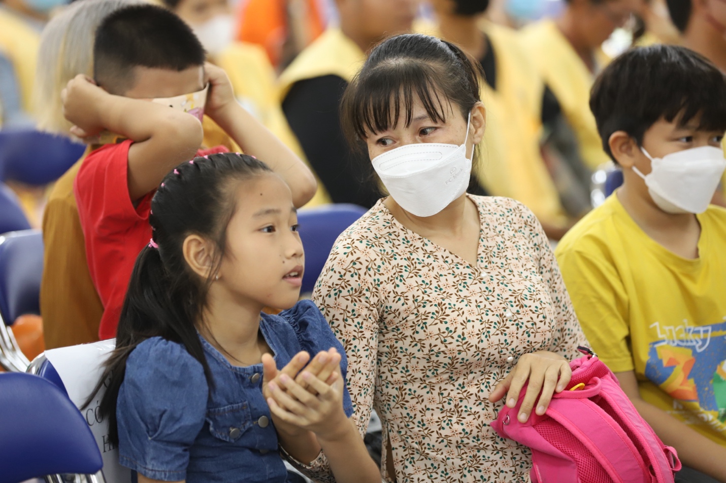 Chị Phạm Thị Ngọc Ánh (ngụ tỉnh Tiền Giang) đến TPHCM cùng các con để nhận hỗ trợ. Chồng chị qua đời vào tháng 8/2024, do tai nạn. Gia đình quyết định hiến tạng theo di nguyện của anh, đã cứu được 8 người - Ảnh: Quỹ Khởi Sự Từ Tâm