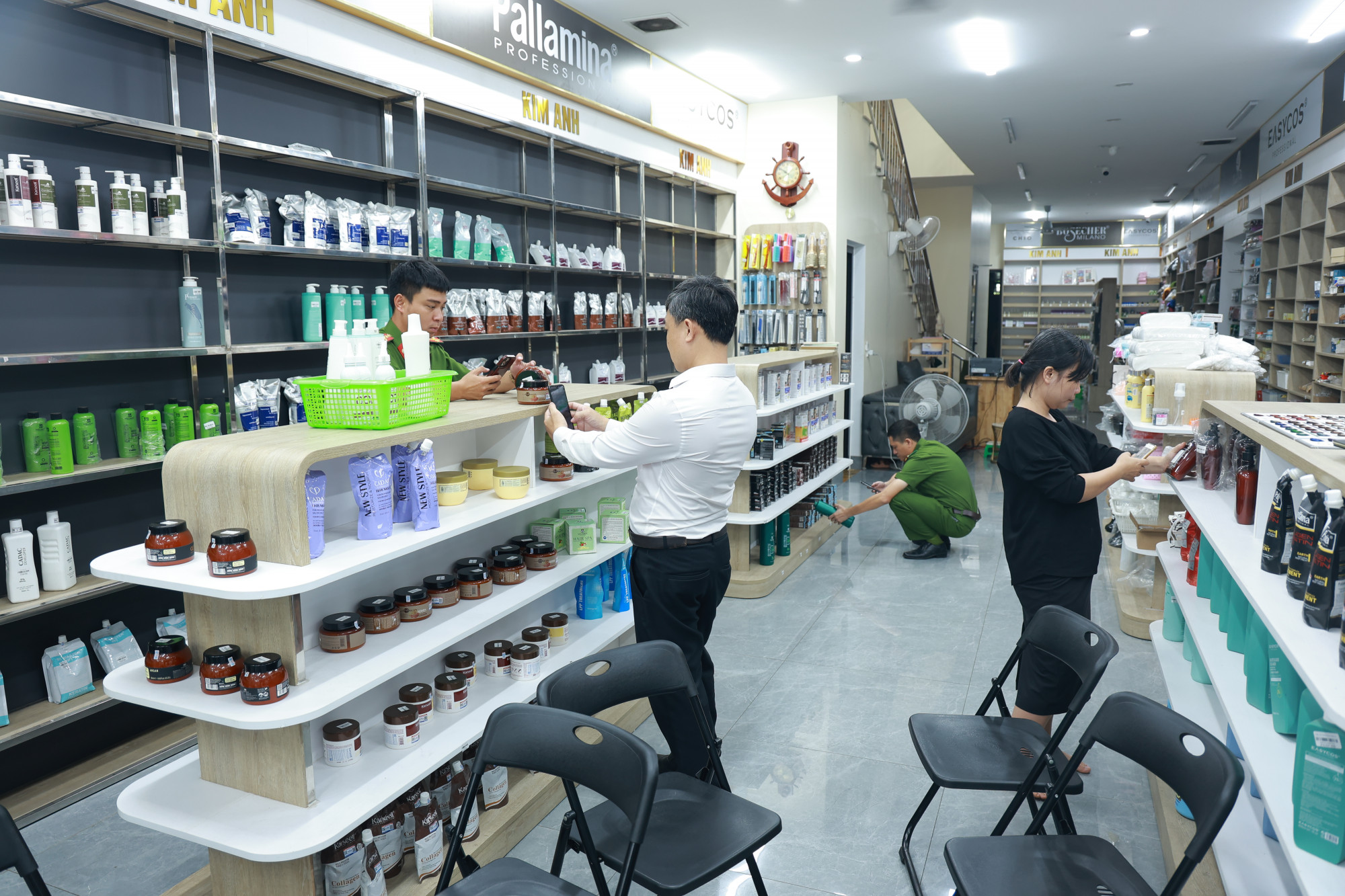 Phòng Cảnh sát kinh tế công an Quảng Trị cùng lực lượng chức năng kiểm tra kho hàng của ông Trần Đình Vương- Ảnh: CTV